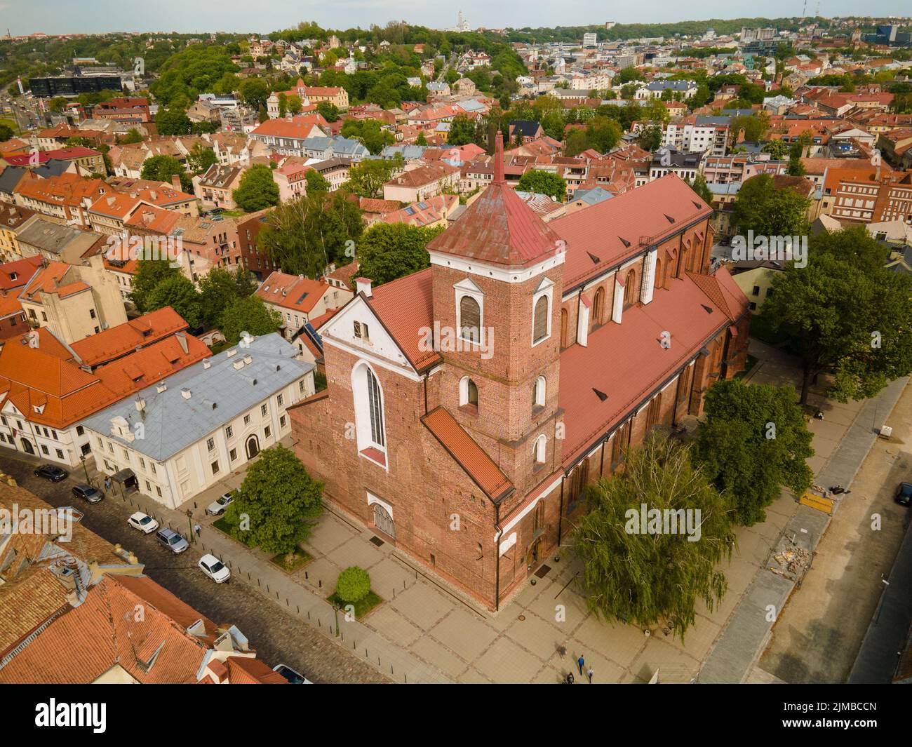 Photo en grand angle de la basilique cathédrale des apôtres Saint-Pierre et Saint-Paul à Kaunas, Lituanie Banque D'Images