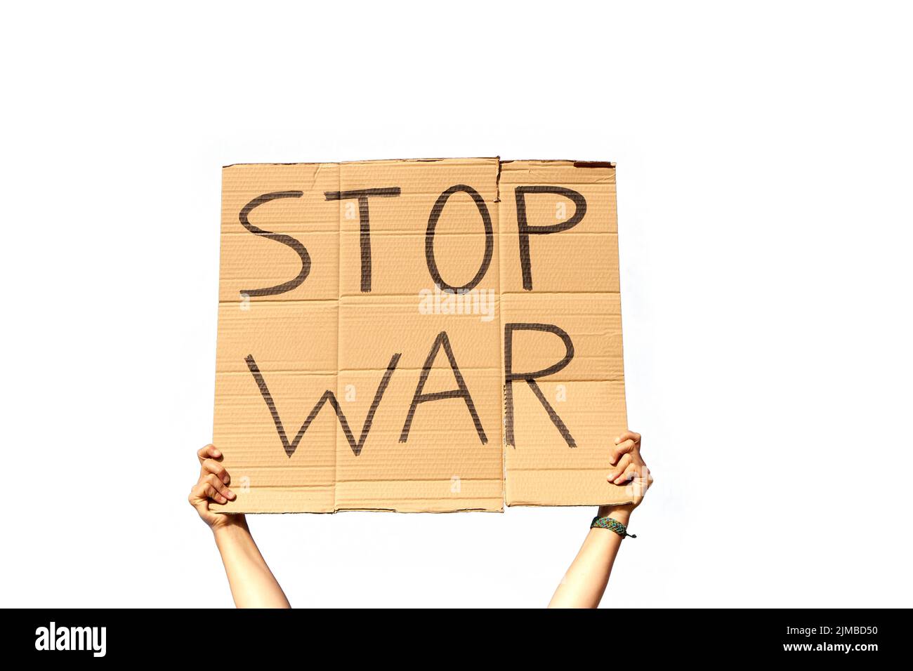 Un carton signes disant Stop War tenu par les mains sur un fond blanc prêt pour le montage Banque D'Images