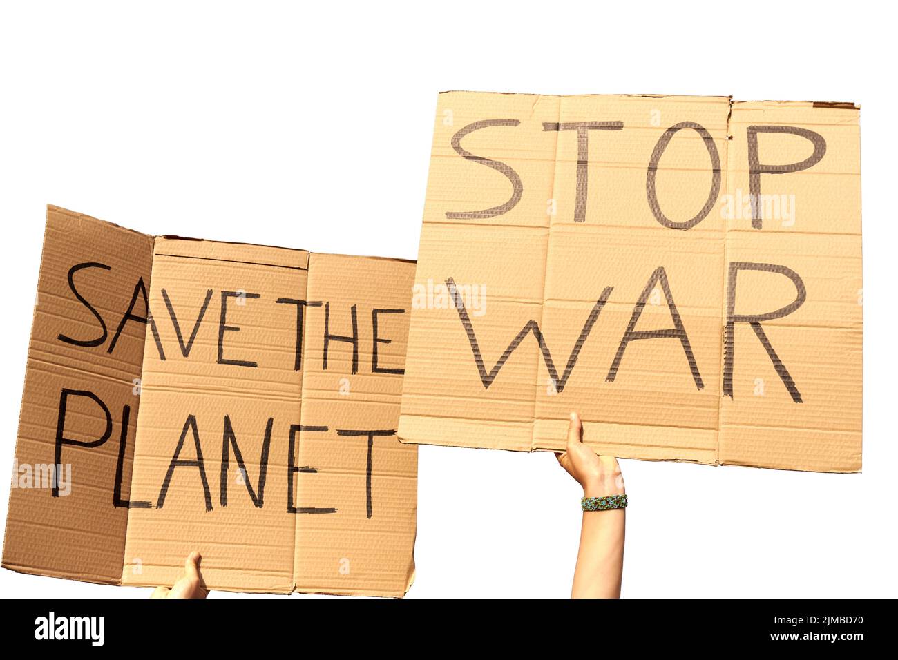 Deux panneaux en carton indiquant Save the Planet et Stop War tenus par les mains sur un fond blanc prêt pour le montage Banque D'Images Deux panneaux en carton indiquant Save the Planet et Stop War tenus par les mains sur un fond blanc prêt pour le montage Banque D'Images