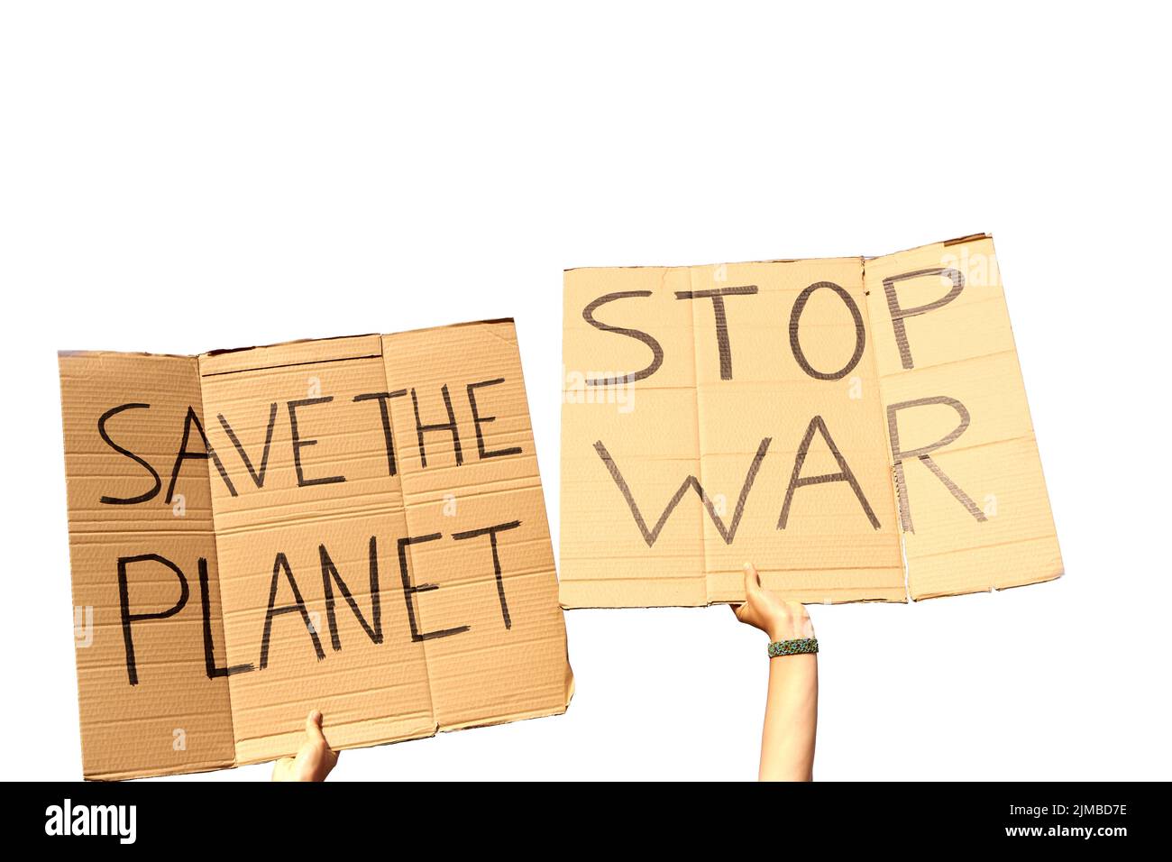 Deux panneaux en carton indiquant Save the Planet et Stop War tenus par les mains sur un fond blanc prêt pour le montage Banque D'Images Deux panneaux en carton indiquant Save the Planet et Stop War tenus par les mains sur un fond blanc prêt pour le montage Banque D'Images