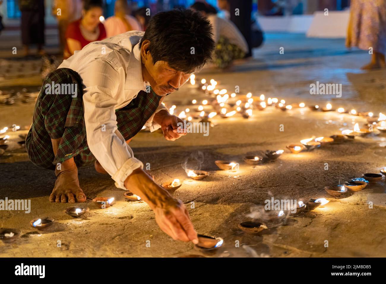 Un festival aux chandelles à la Pagode Shwezigon à Bagan, au Myanmar (Birmanie) Banque D'Images