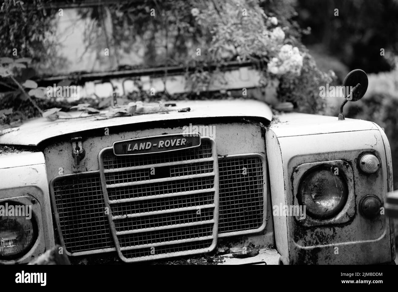 Manchester Royaume-Uni 25 juillet 2022 image en noir et blanc de l'avant de l'ancien véhicule tout-terrain Land rover 4 x 4 affichant le logo de la calandre et les phares Banque D'Images