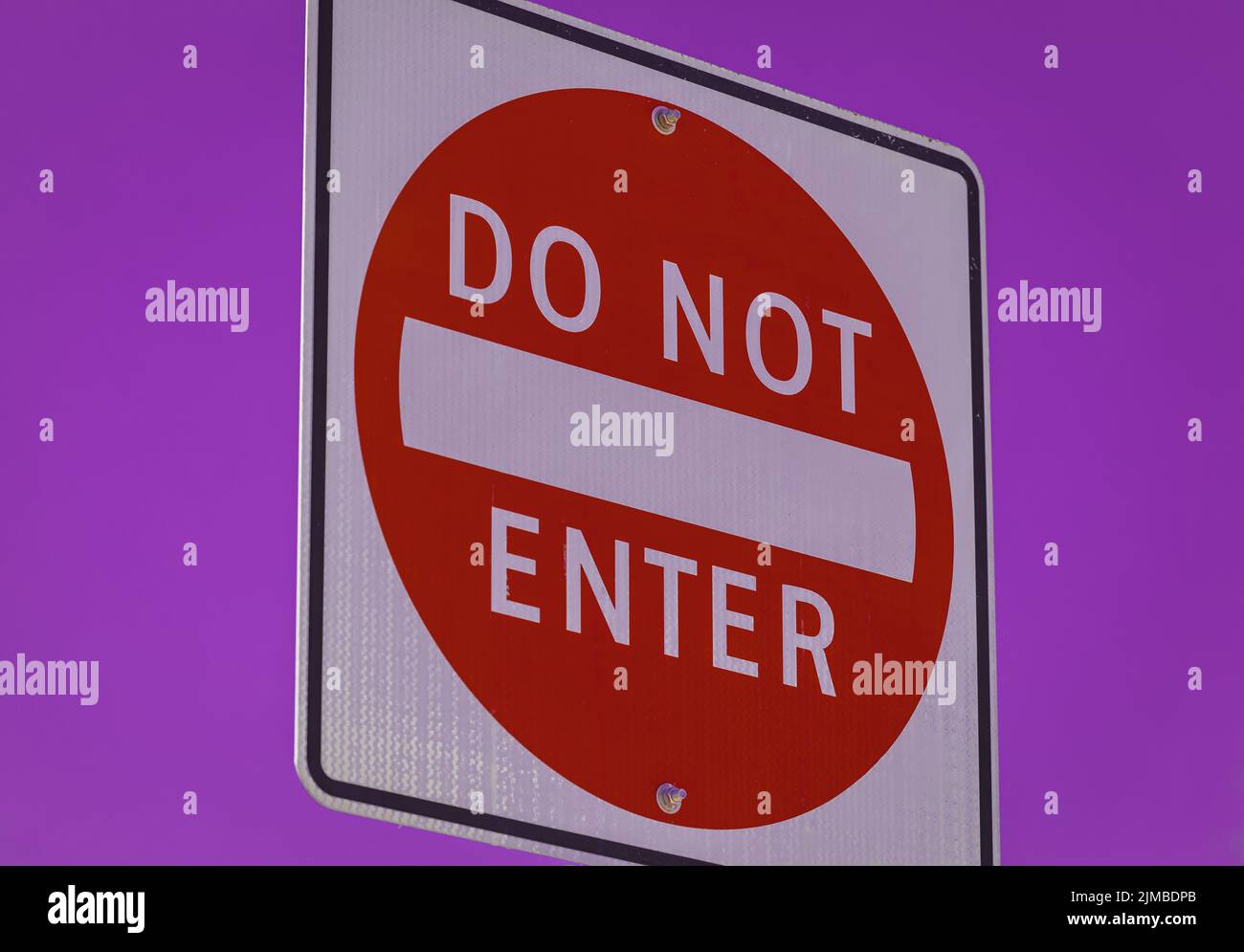 N'entrez pas d'affiche sur fond violet. N'entrez pas de nom dans une ville. Personne Banque D'Images