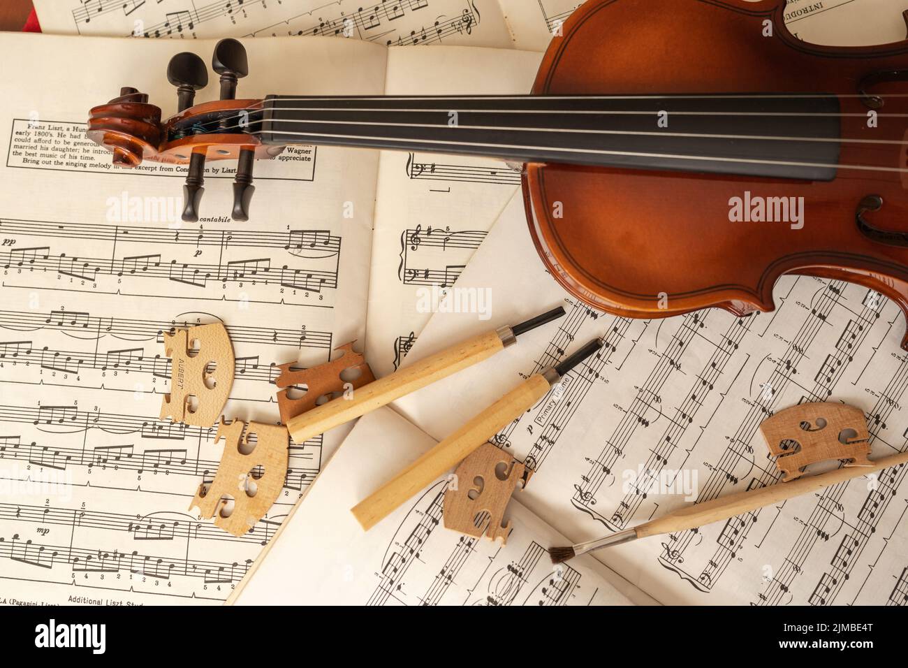 Vue de dessus photo d'un violon au-dessus de la musique en feuilles dans un atelier Banque D'Images