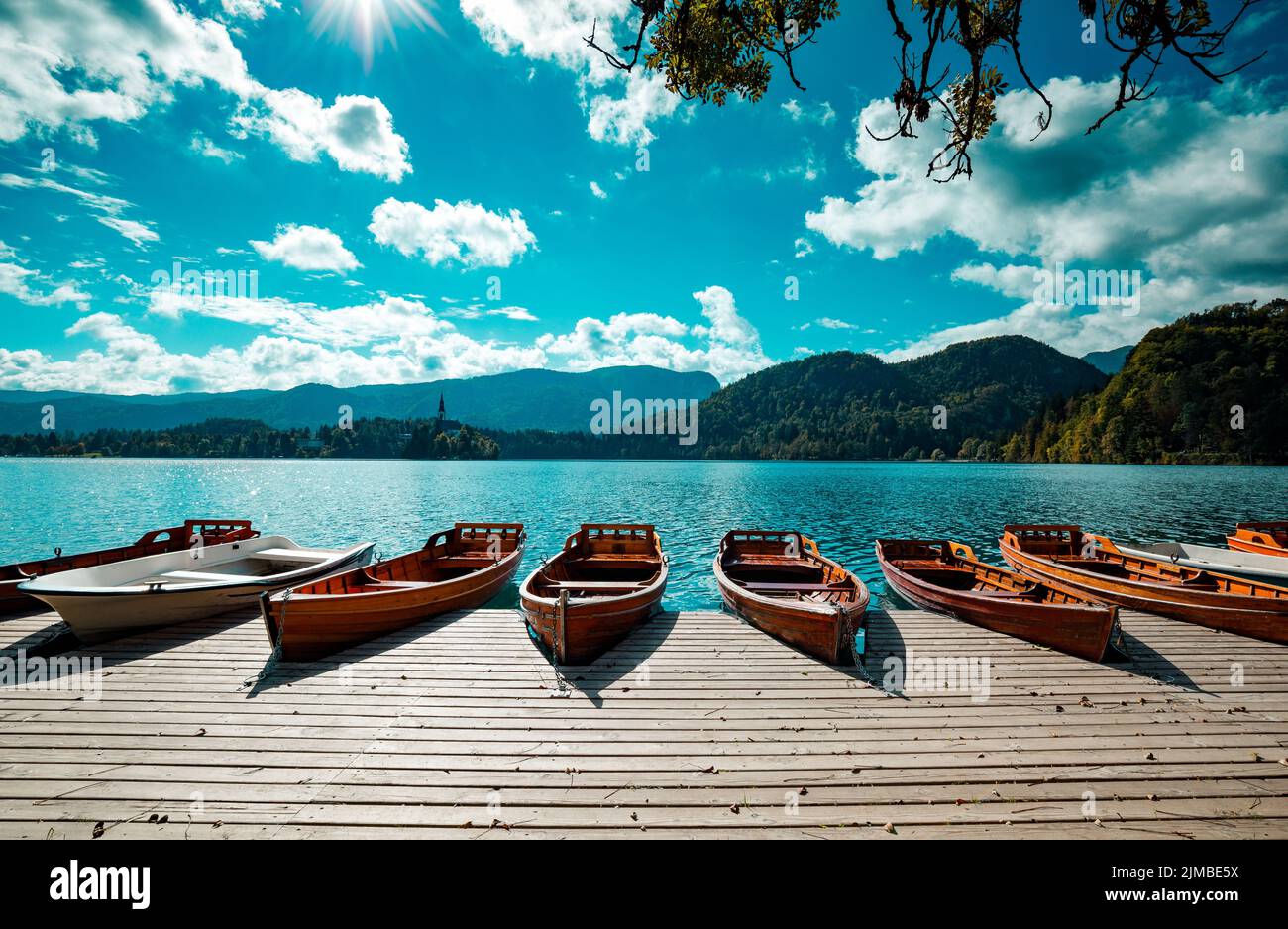 Bateaux en bois traditionnels Pletna les sur le backgorund de Église de l'île sur le lac de Bled, en Slovénie. L'Europe. Banque D'Images