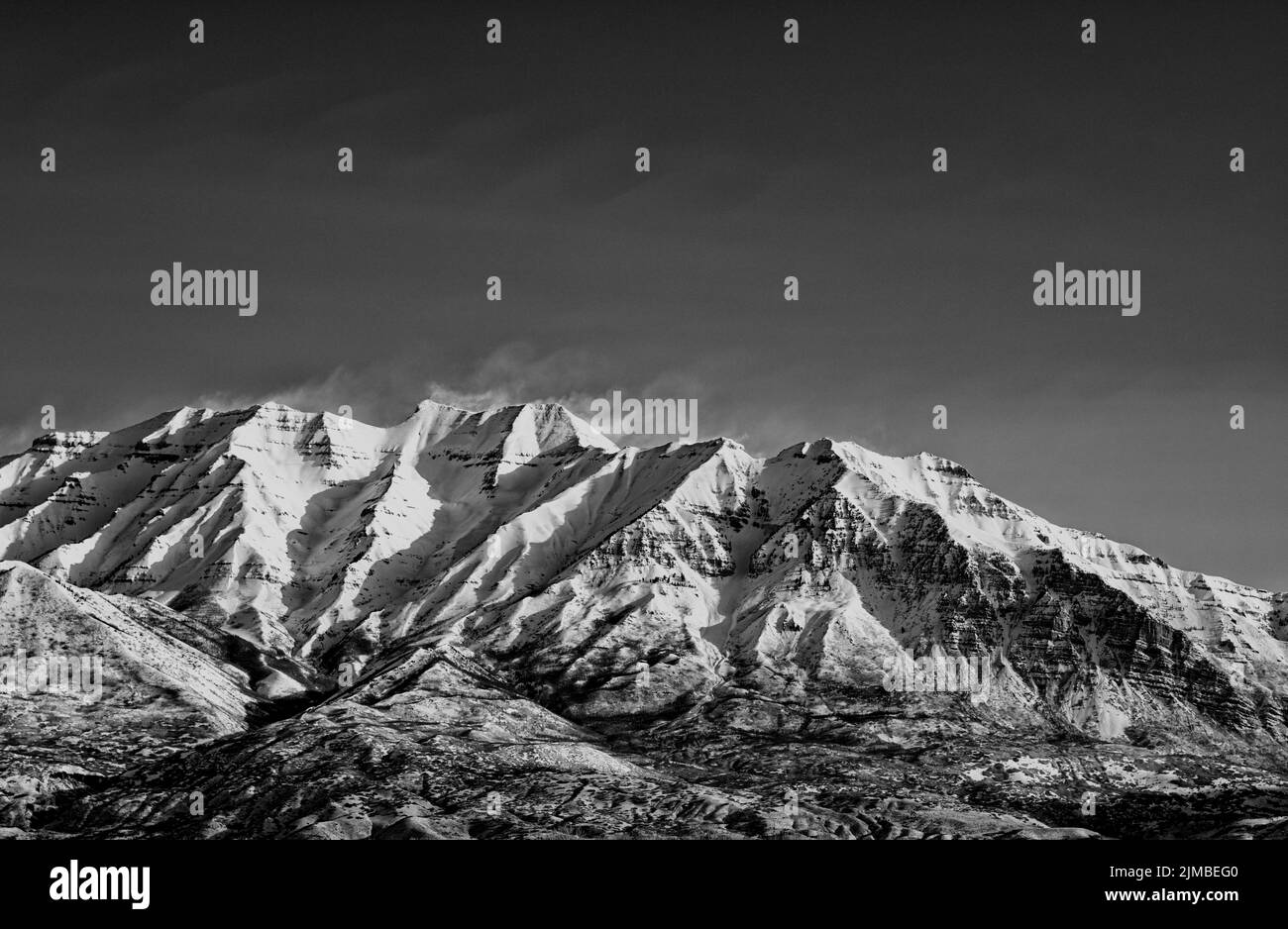 Vue aérienne des montagnes enneigées en noir et blanc Banque D'Images