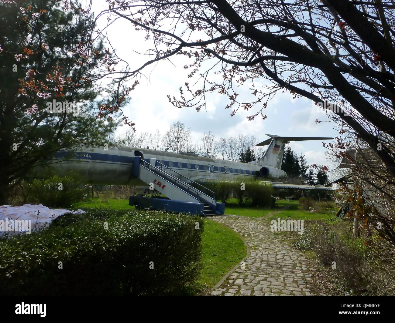 Après des mois de préparation, des experts en avions chargent un ancien avion de passagers soviétique de type Tupolew 134 à Gruenz, en Allemagne, Banque D'Images Après des mois de préparation, des experts en avions chargent un ancien avion de passagers soviétique de type Tupolew 134 à Gruenz, en Allemagne, Banque D'Images