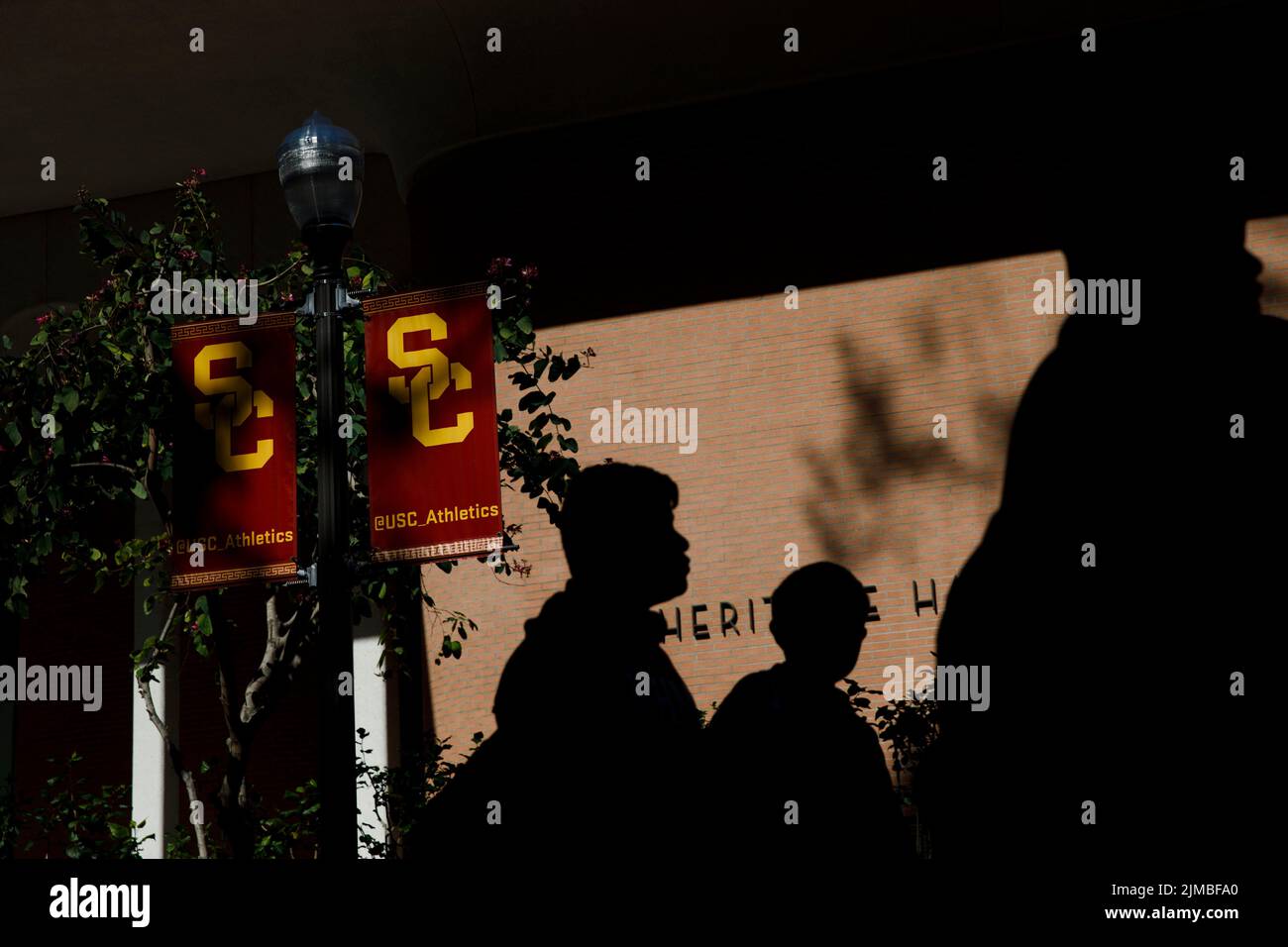 Los Angeles, Californie, États-Unis. 13th mars 2019. Les gens marchent le mercredi devant le Heritage Hall, qui abrite le département d'athlétisme sur le campus de l'Université de Californie du Sud (USC), 13 mars 2019 à Los Angeles, en Californie (image de crédit : © Patrick Fallon/ZUMA Press Wire) Banque D'Images