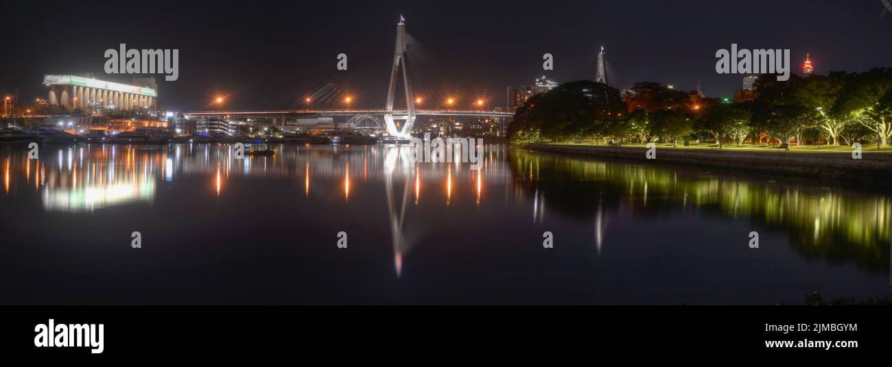 Les lumières de la ville se reflètent dans la rivière pendant la nuit Banque D'Images