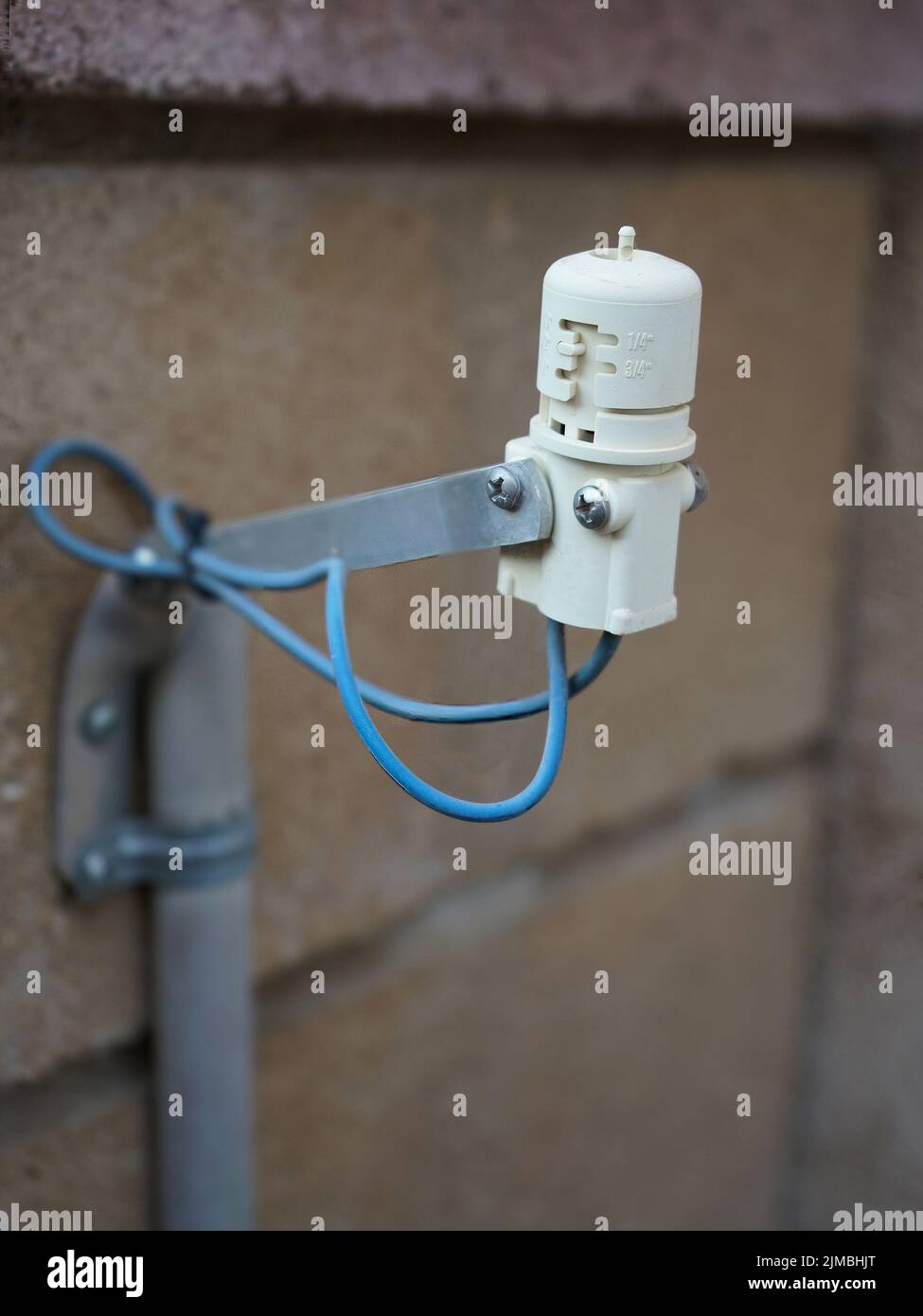 Accent sélectif sur le capteur de pluie sprinkleur utilisé pour économiser l'eau. Banque D'Images