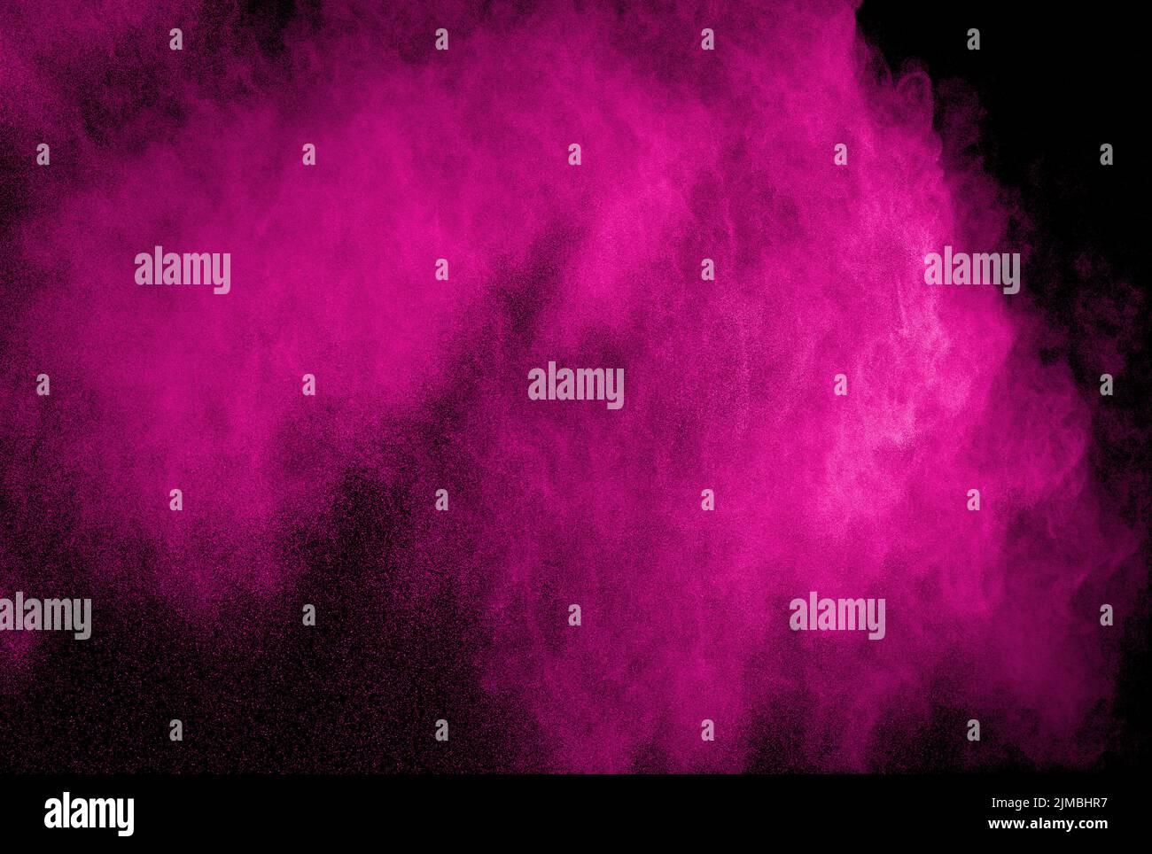 Explosion de poudre rose sur fond noir. Forme de coeur rose poussière nuage de boue dans l'air. Banque D'Images