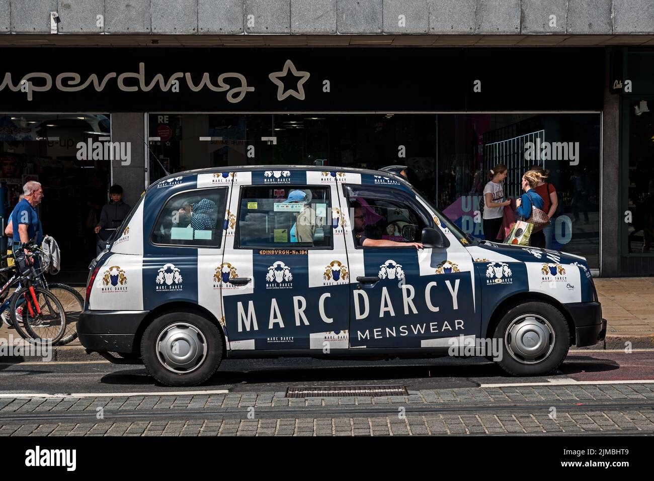 Marc Darcy vêtements pour hommes publicité sur un taxi d'Édimbourg. Banque D'Images