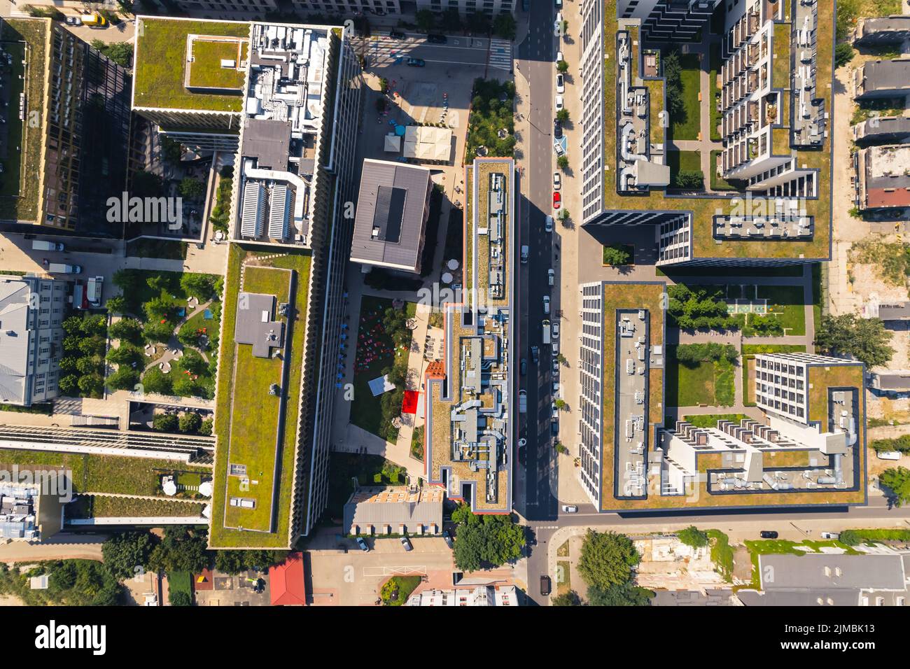Neomodern blocs verts de plats d'en haut. Perspective de drone. Terrasses vertes sur le toit. Paysage urbain. . Photo de haute qualité Banque D'Images
