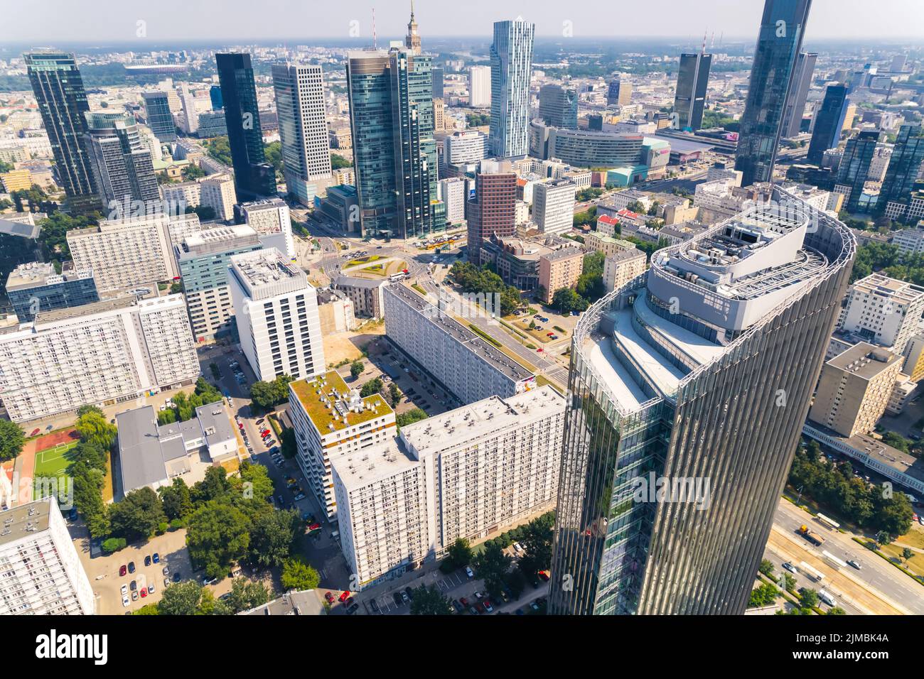 7.22.2022 Varsovie, Pologne. Vue sur l'horizon de Varsovie présentée par un drone aérien photo prise pendant l'un des jours d'été. Gratte-ciel Rondo 1 au premier plan. Photo de haute qualité Banque D'Images