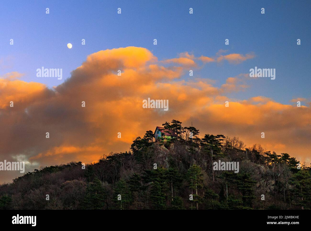 Chalet en bois dans la vallée. Maison isolée sur une colline en autriche Banque D'Images