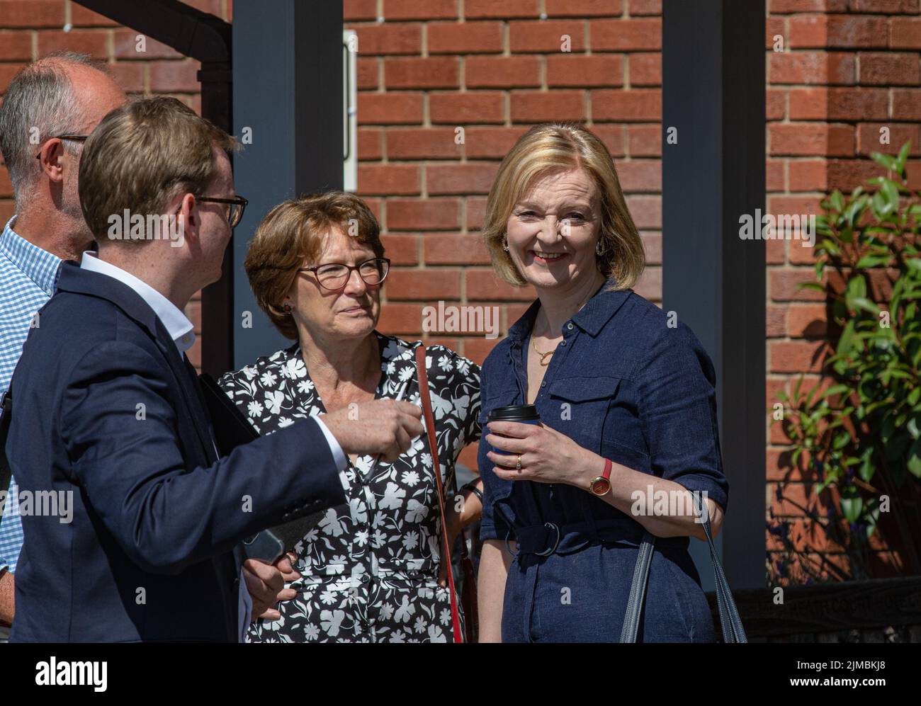 Le député de la très honorable Elizabeth Truss , fait campagne pour devenir le chef du Parti conservateur et le prochain premier ministre . Une vue rare , elle est souriante Banque D'Images