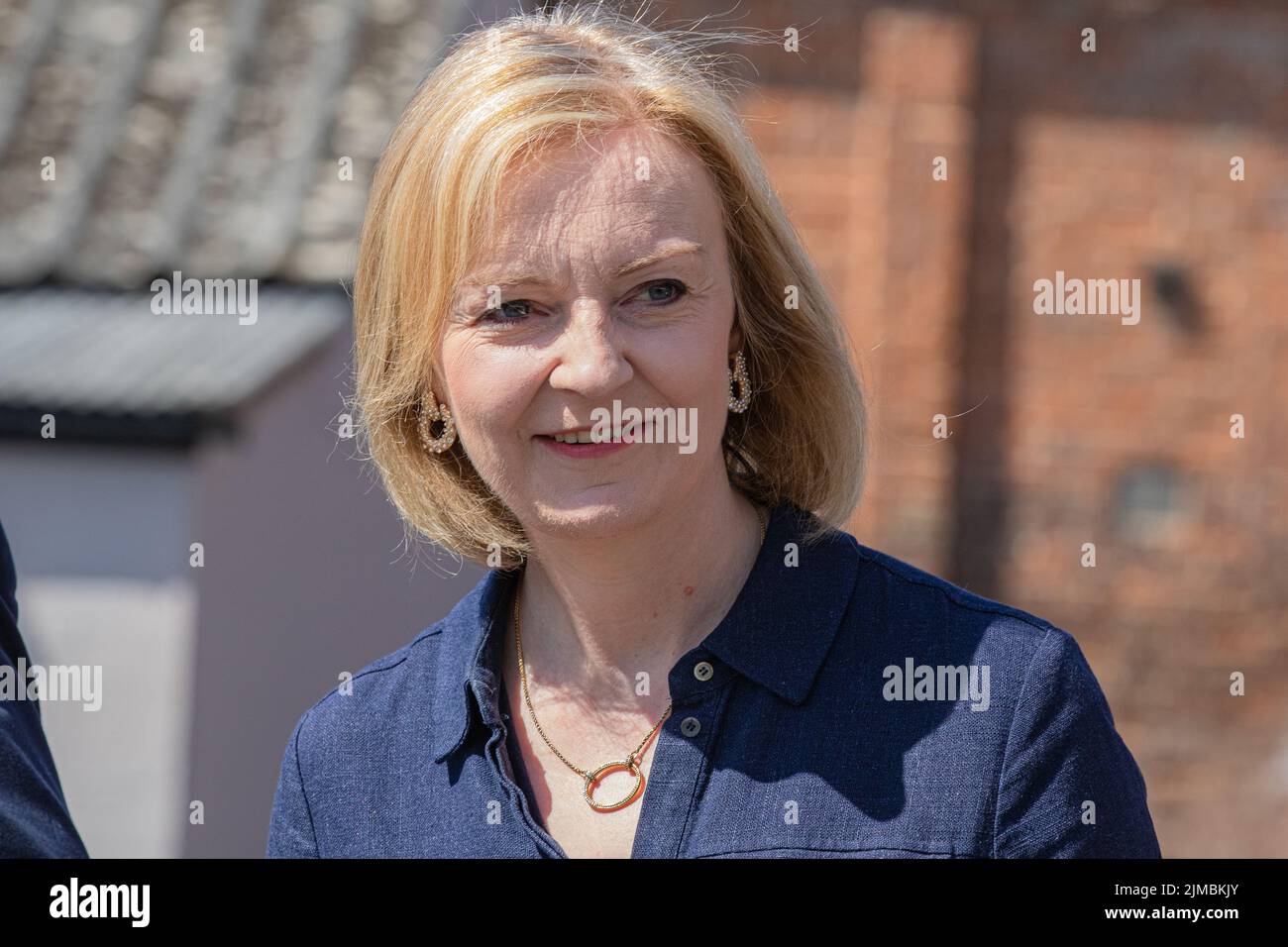 Le député de la très honorable Elizabeth Truss , fait campagne pour devenir le chef du Parti conservateur et le prochain premier ministre . Une vue rare , elle est souriante Banque D'Images