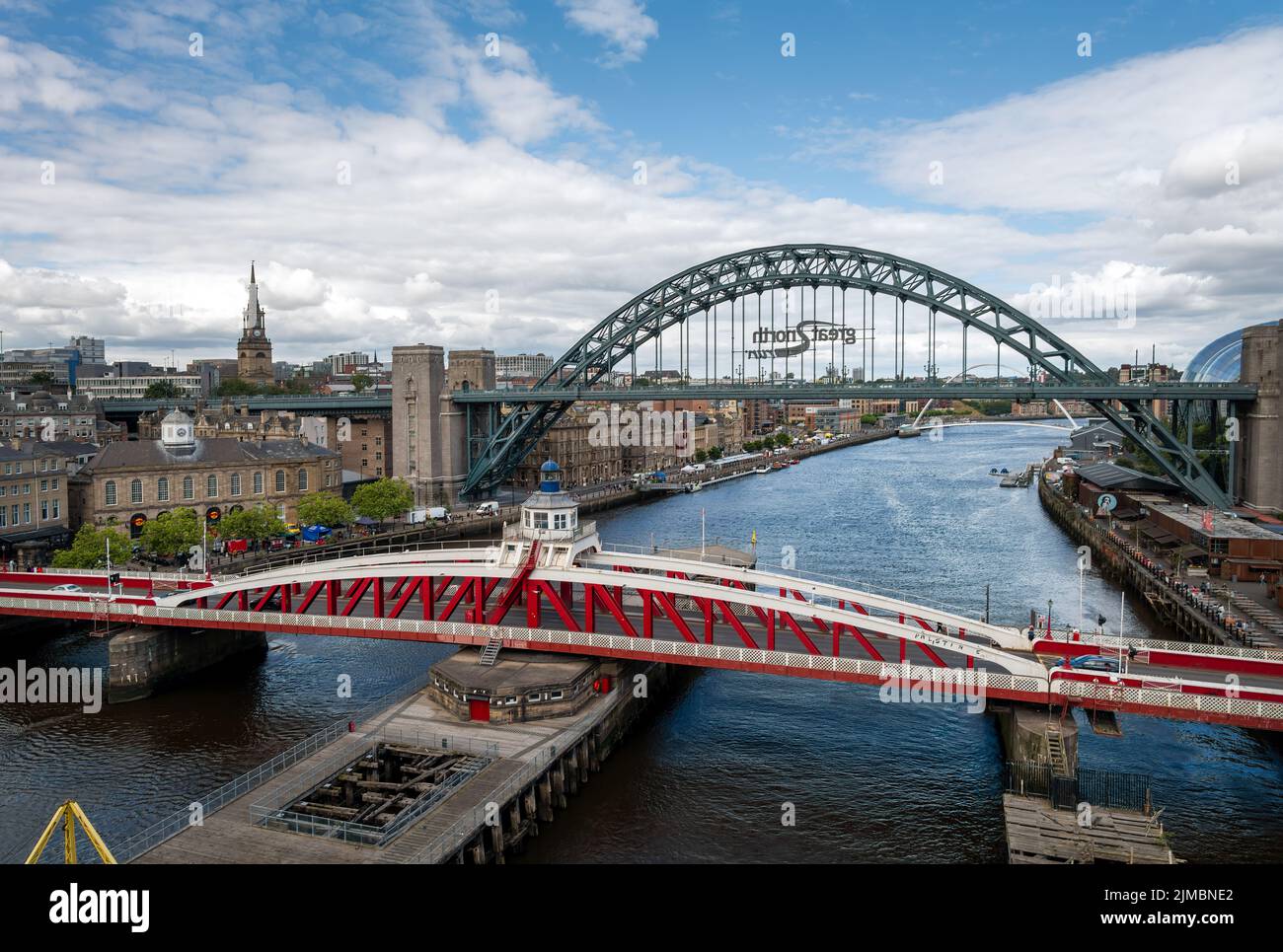 Vue sur le pont Tyne et le pont Swing au-dessus de la rivière Tyne, Newcastle upon Tyne, Northumberland, Angleterre Banque D'Images