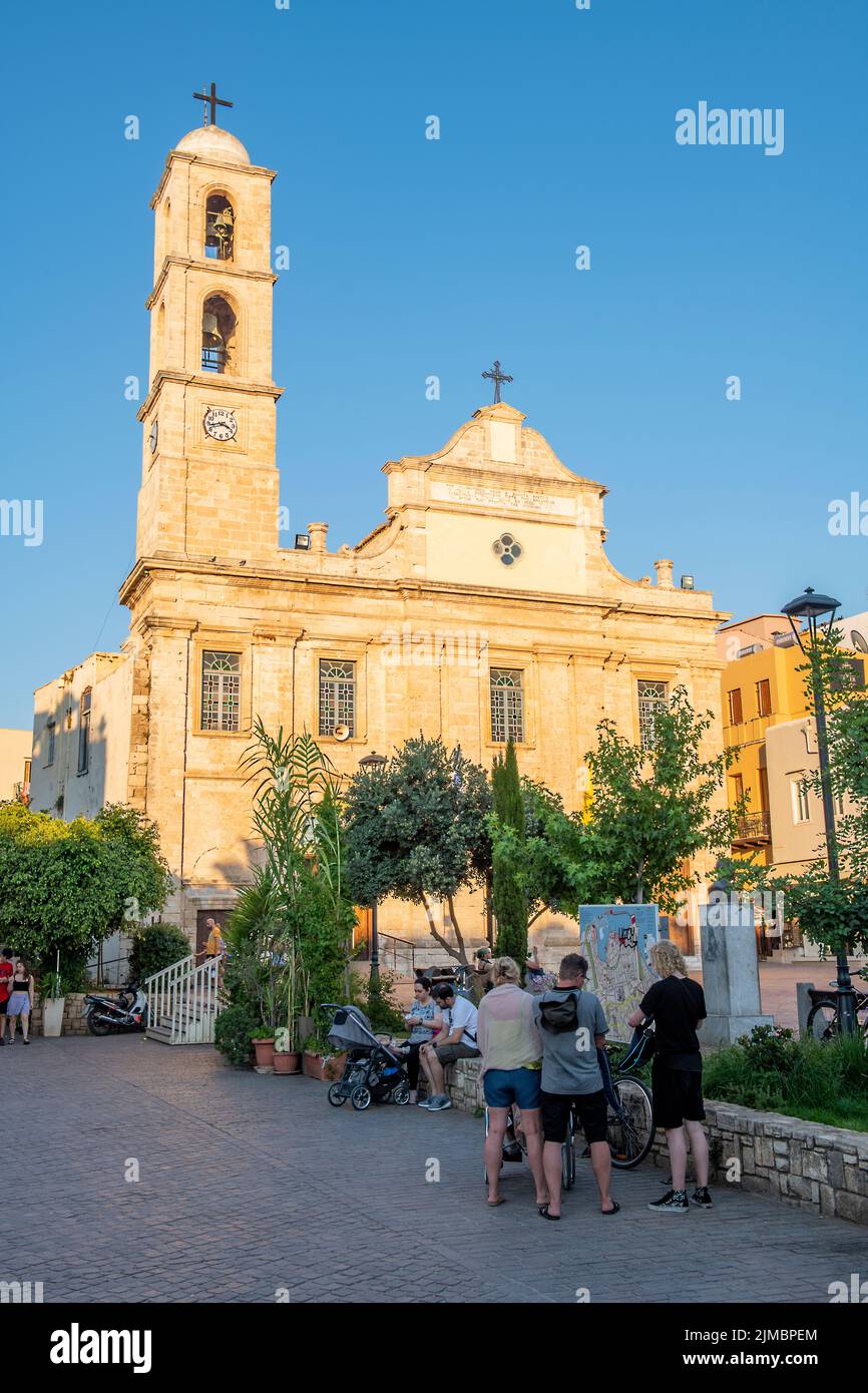 eglise orthodoxe grecque dans le centre ville de chania sur l'île de crète en grèce, place principale et église orthodoxe en grèce de chania. Banque D'Images