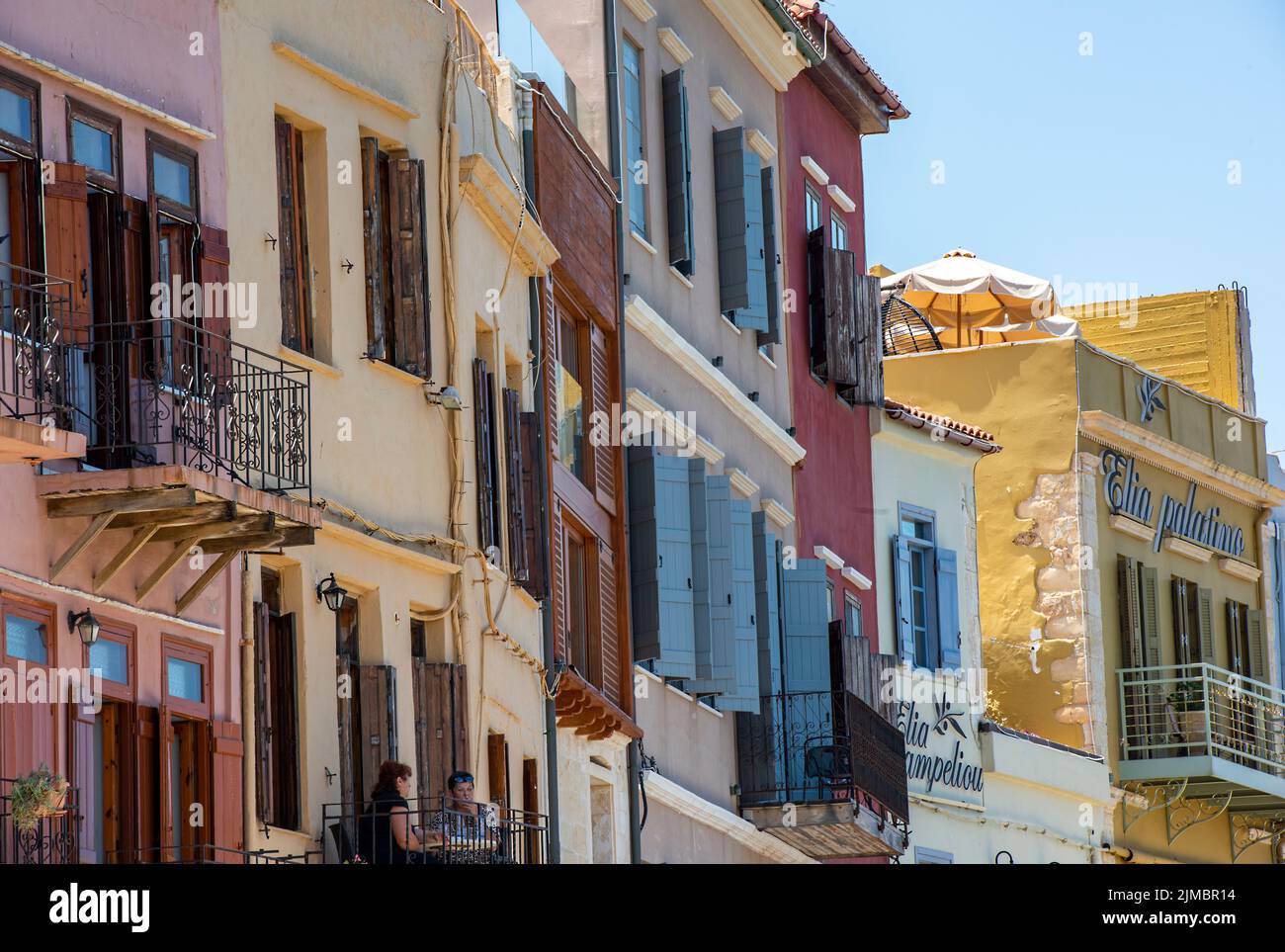bâtiments traditionnels grecs colorés et architecture sur l'île méditerranéenne de crète, patrimoine historique des bâtiments grecs sur l'île Banque D'Images