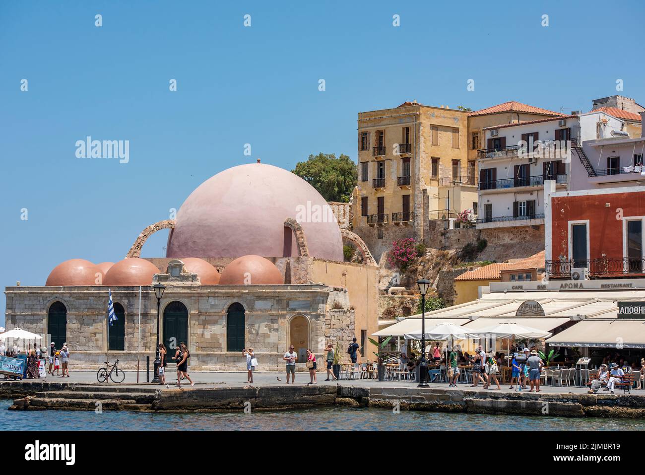 la mosquée et le bord de mer historique et côté port à chania sur l'île grecque de crète, la mosquée et les tavernes à chania sur les îles grecques de crète Banque D'Images