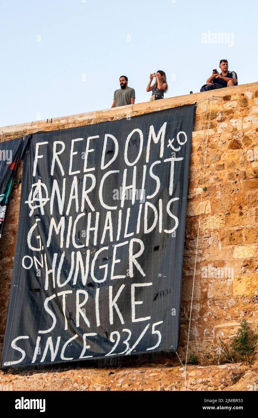 grande affiche de protestation soutenant l'anarchie ou un anarchiste à la canée grèce, un attaquant de la faim en crète soutenant l'anarchie. combattants de la liberté en grèce sur la crète. Banque D'Images