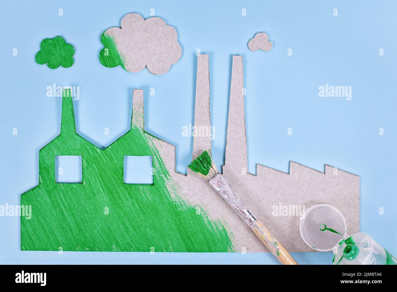 Concept de lavage écologique avec usine de carton peinte en vert Banque D'Images