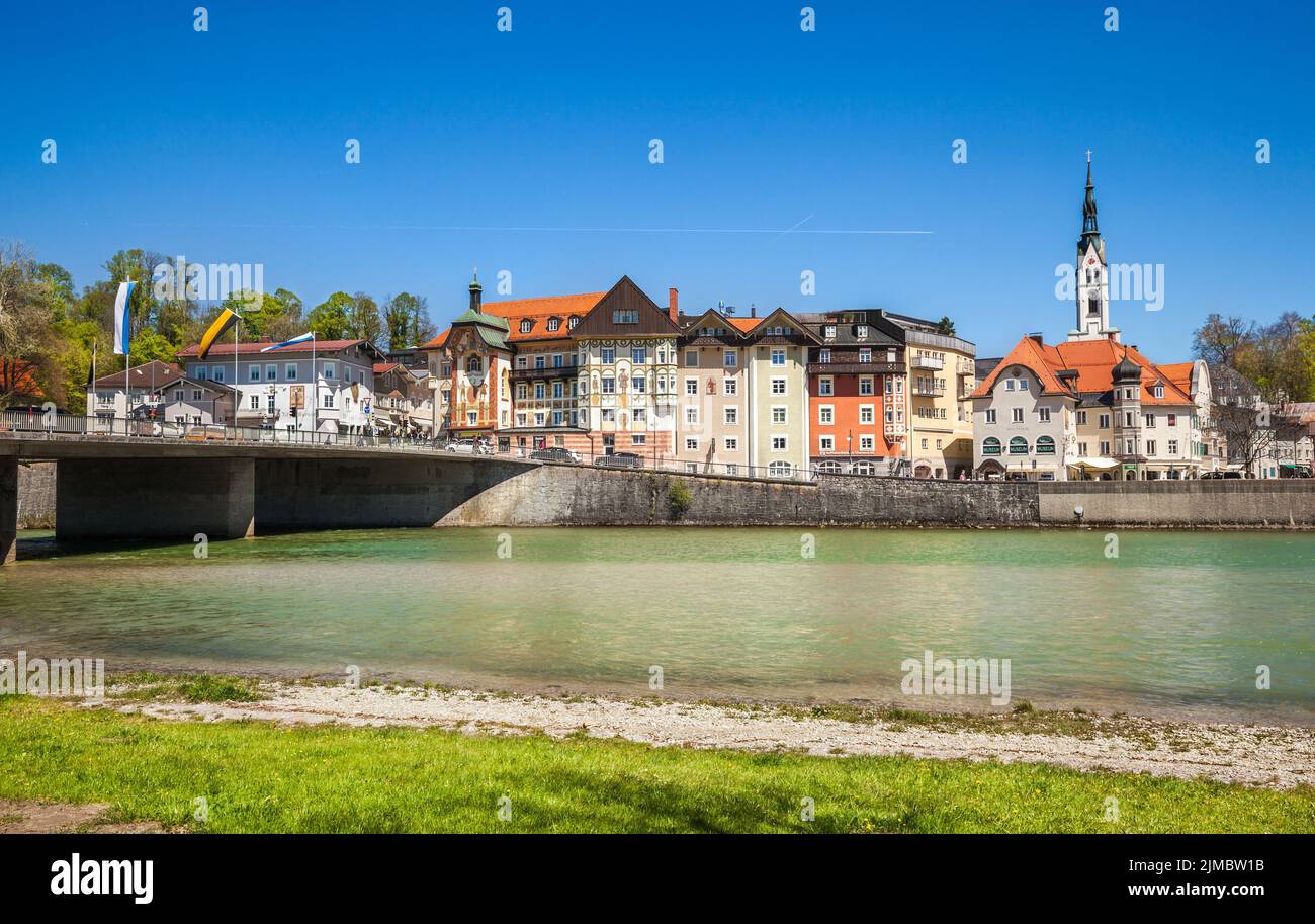 La vieille ville de Bad Toelz et la rivière Isar en Bavière Banque D'Images