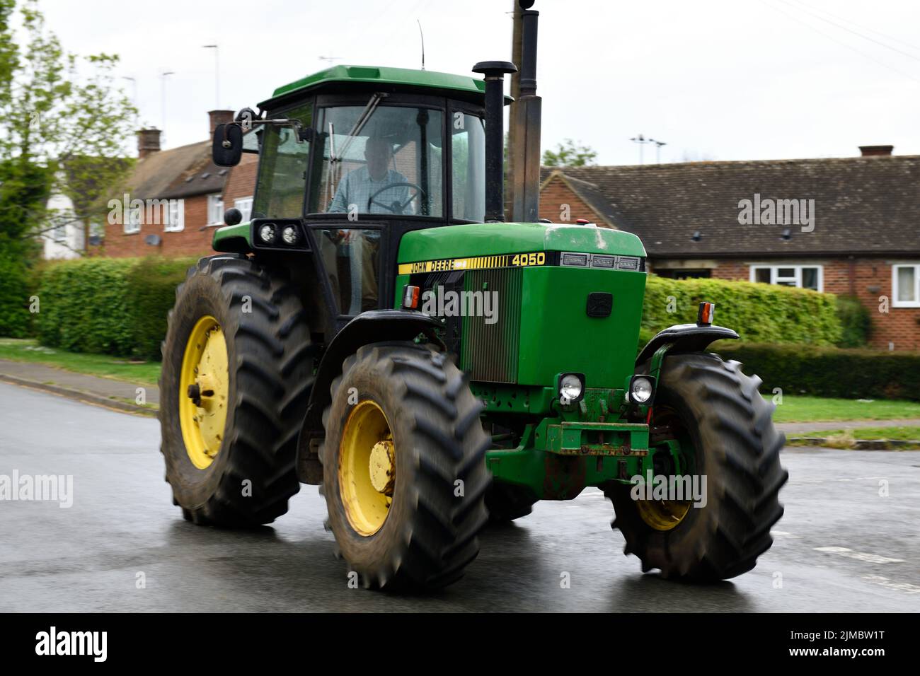 Tracteur conduit par Warwickshire YFC dans l'aide à la recherche sur le cancer et Len Eadon Memorial Fund Hook Norton Oxfordshire Angleterre royaume-uni Banque D'Images