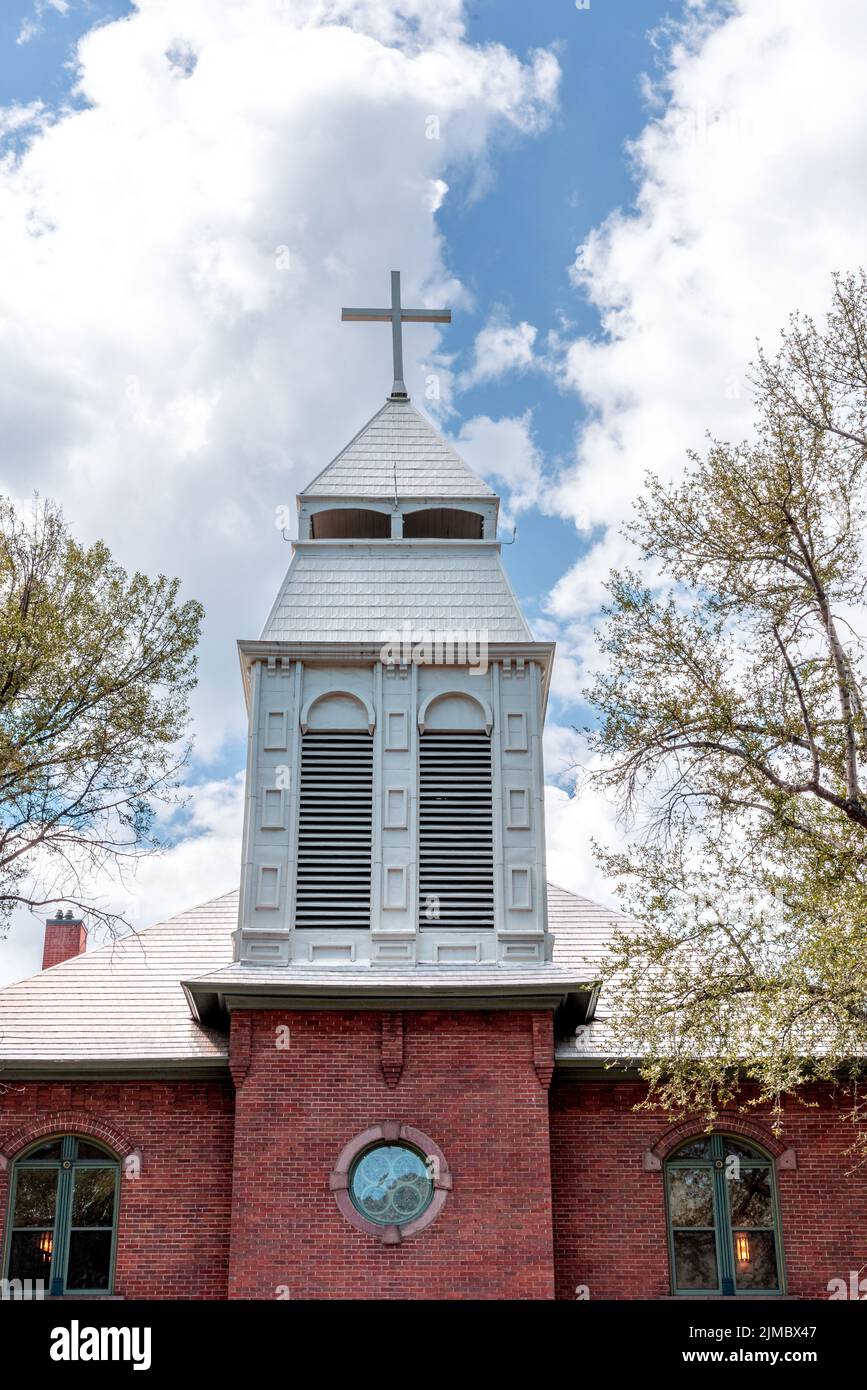 Le clocher blanc et la croix de l'église catholique St. Mary historique construite en 1892 dans le centre-ville d'Aspen, Colorado, États-Unis. Banque D'Images