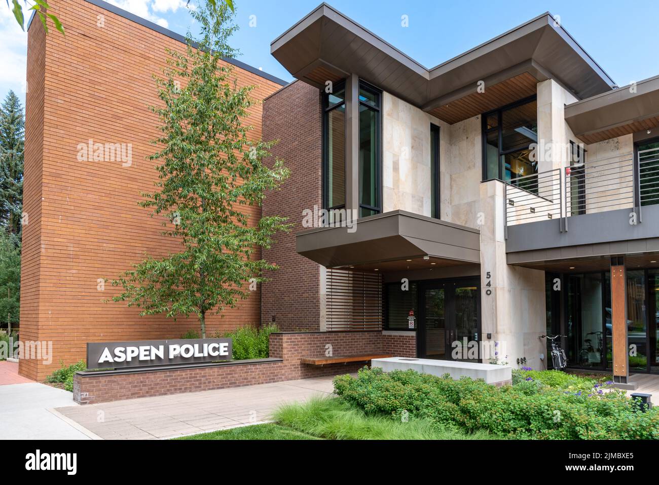 Le poste de police, LEED Gold and WELL Building, dans le centre-ville d'Aspen, Colorado, États-Unis. Banque D'Images