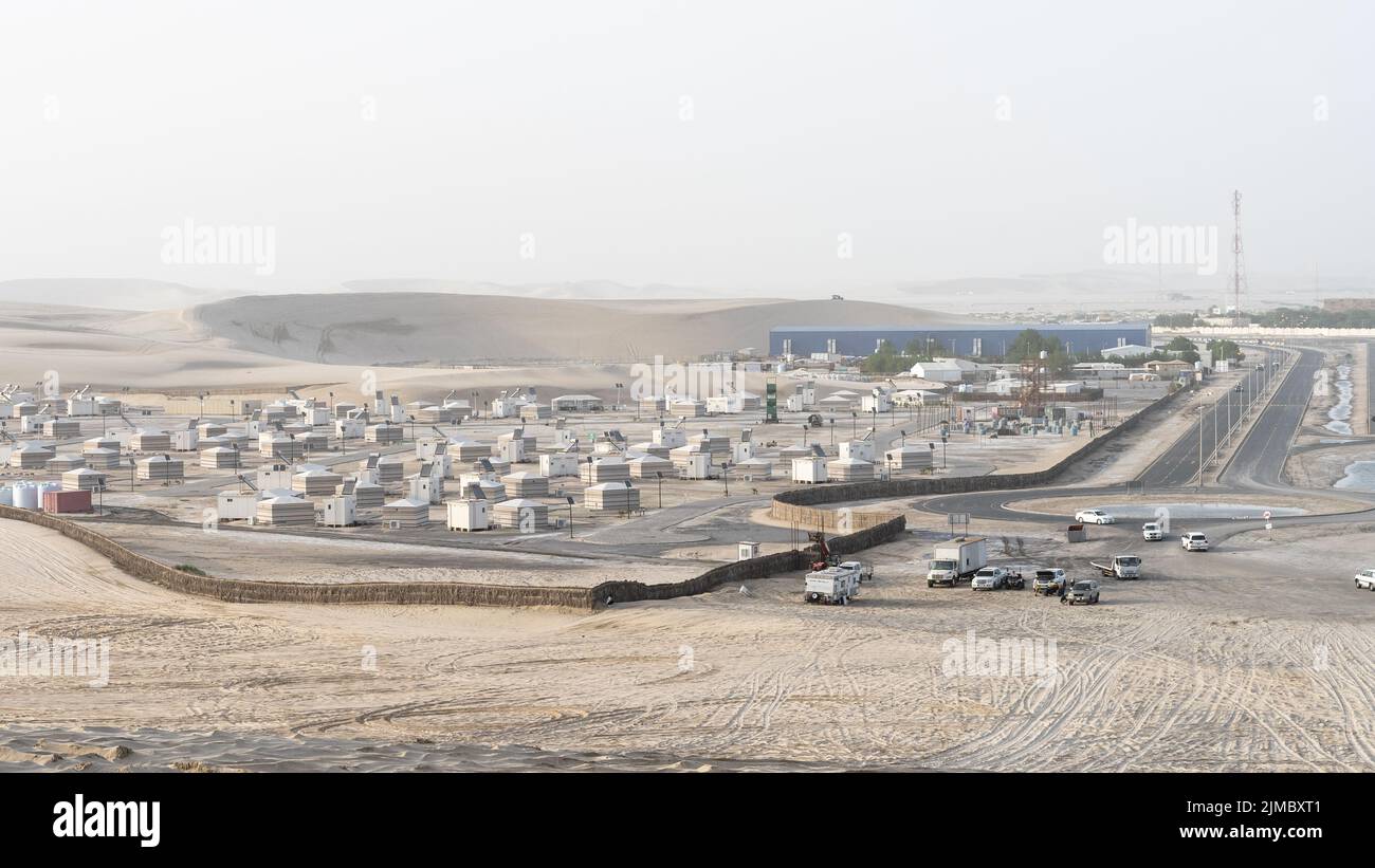 qatar aventureux place khor al udeid, zone de la ligne de mer remplie de nombreuses tentes.. dunes séjour cation Banque D'Images
