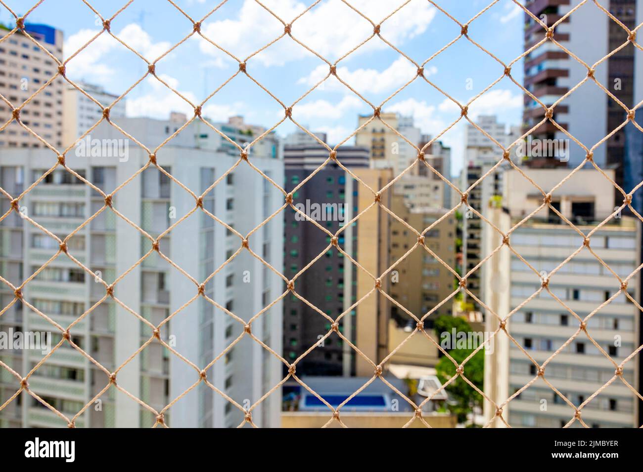 Filet de sécurité de protection dans la fenêtre pour empêcher les chutes de hauts gratte-ciel résidentiels à Sao Paulo, Brésil Banque D'Images