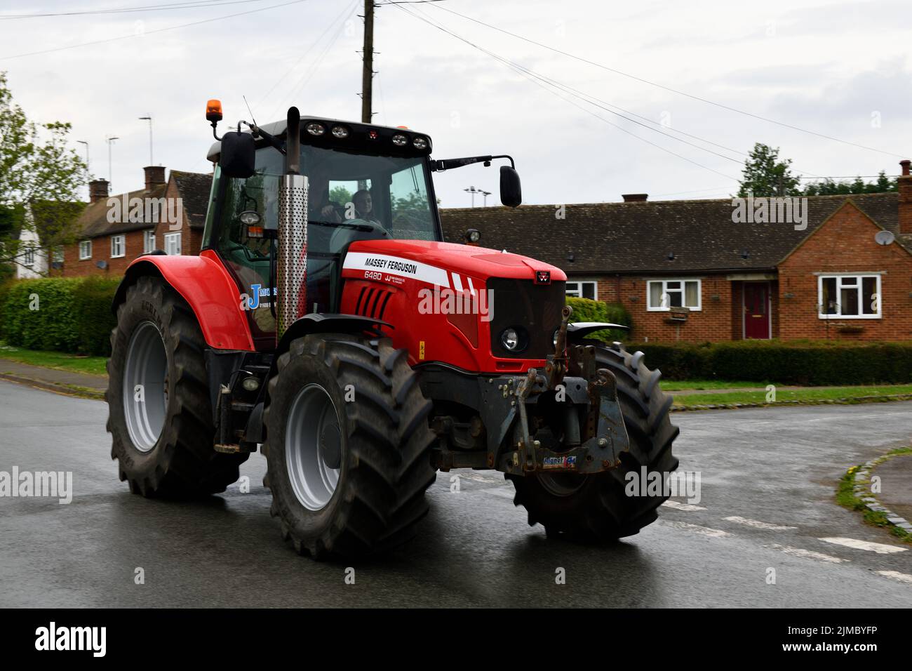 Tracteur conduit par Warwickshire YFC dans l'aide à la recherche sur le cancer et Len Eadon Memorial Fund Hook Norton Oxfordshire Angleterre royaume-uni Banque D'Images