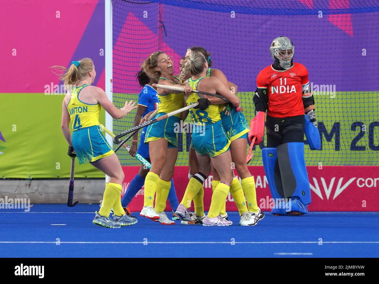 Rebecca Greiner (au centre-droit), en Australie, célèbre le premier but de leur partie lors de la demi-finale de hockey féminin au Centre de hockey et de squash de l'Université de Birmingham le huitième jour des Jeux du Commonwealth de 2022 à Birmingham. Date de la photo: Vendredi 5 août 2022. Banque D'Images