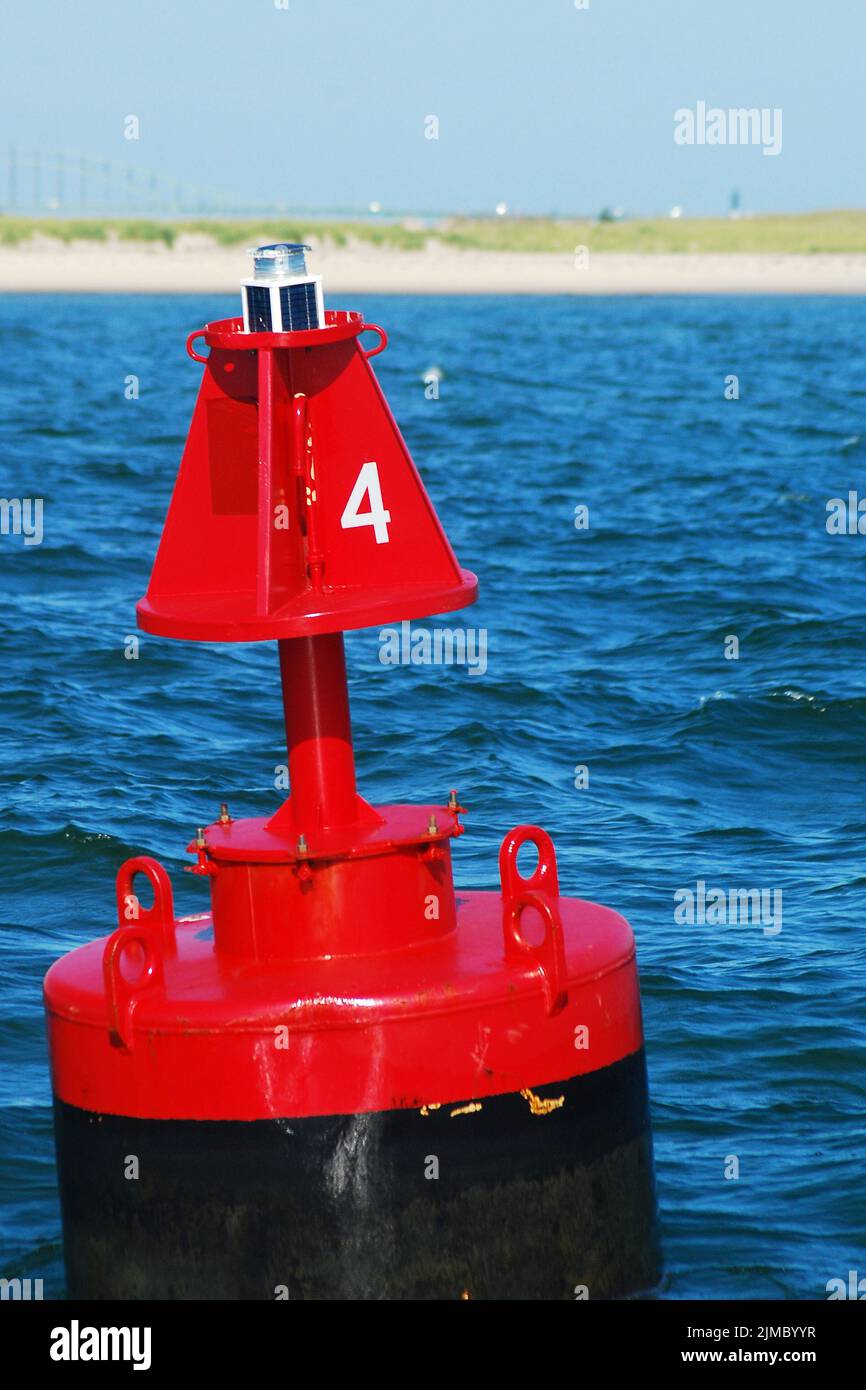 Bouée rouge 4 tourbières dans les eaux de la baie, marquant le chenal et les voies de navigation dans le port par une journée ensoleillée d'été Banque D'Images