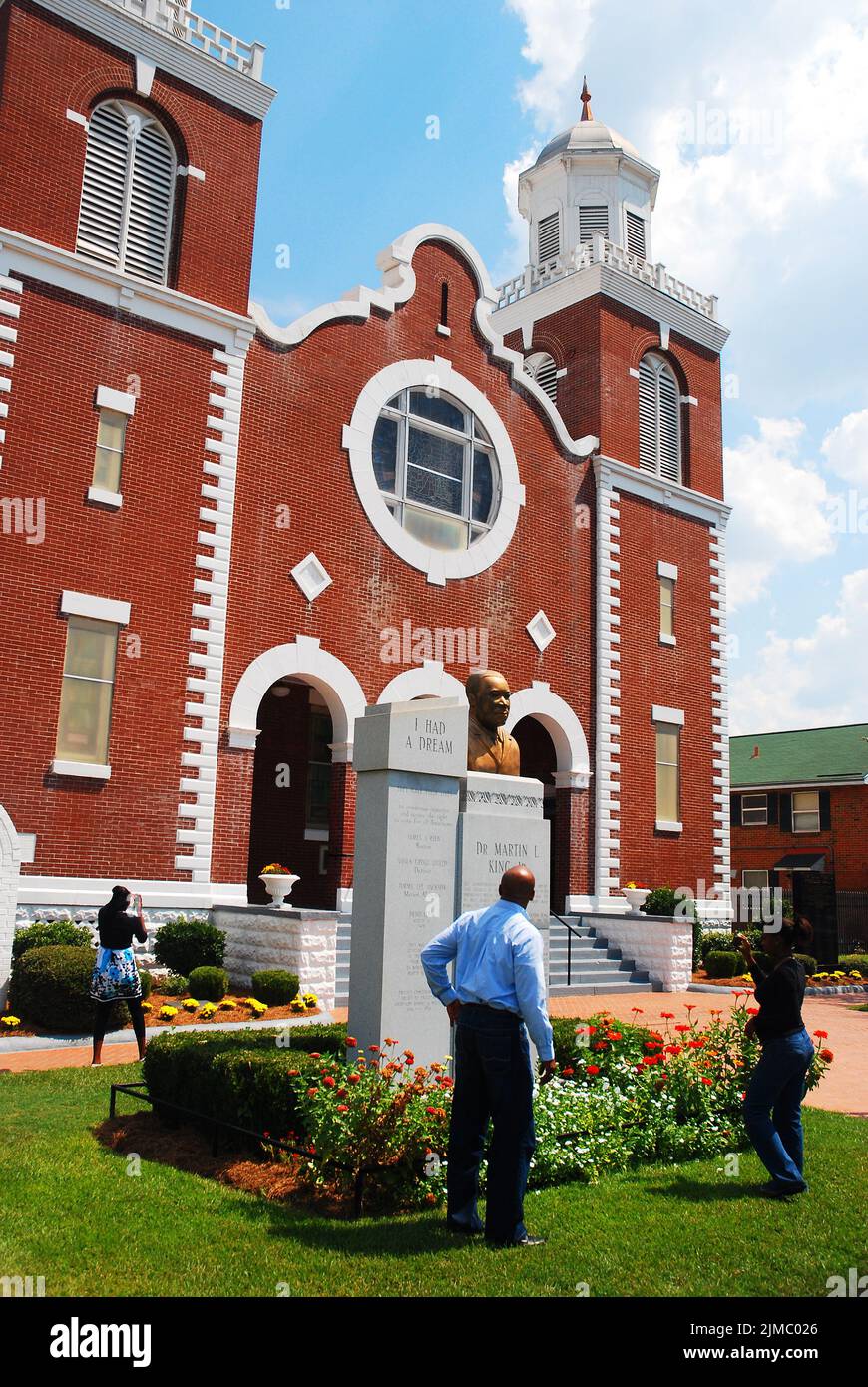 Une famille afro-américaine visite l'église de la chapelle brune AME à Selma, Alabama, où Martin Luther King a commencé sa marche de droit civil sur Montgomery Banque D'Images