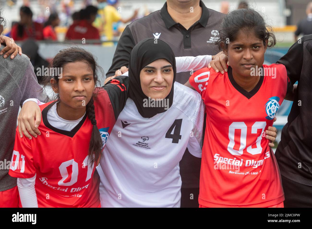 Detroit, Michigan - les équipes féminines des Émirats arabes Unis et du Sri Lanka posent pour une photo après leur match dans l'Unified C des Jeux Olympiques spéciaux Banque D'Images