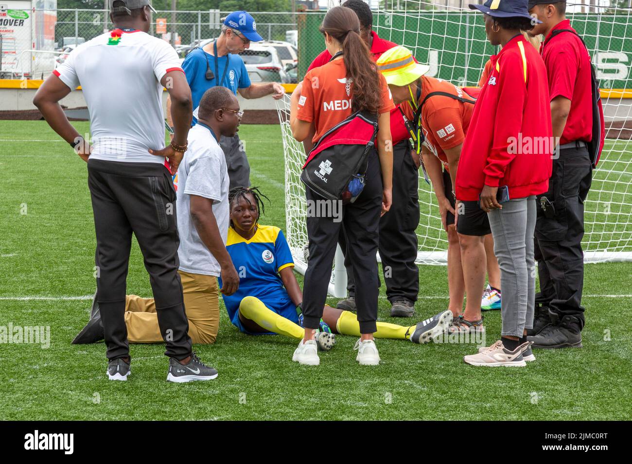 Detroit, Michigan - le personnel médical assiste à un joueur blessé pendant le tournoi de football (soccer) de la coupe unifiée des Jeux Olympiques spéciaux. La coupe unifiée p Banque D'Images