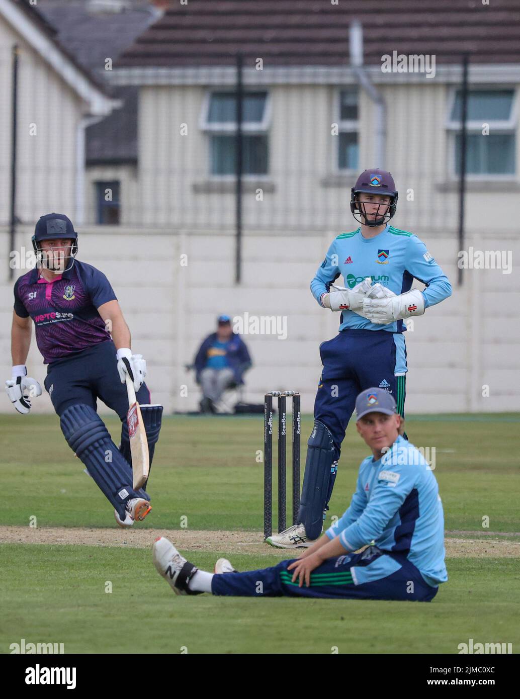 The Green, North Down CC, Comber, County Down.Northern Ireland. 05 août 2022. Finale de la coupe du défi Gallagher - CIYMS / CSIN (bleu clair/marine). CIYMS a remporté la coupe avec une victoire de dix joueurs. Le batter de CIYMS Ross Adair ajoute une autre course à la Commission. Crédit : David Hunter/Alay Live News. Banque D'Images