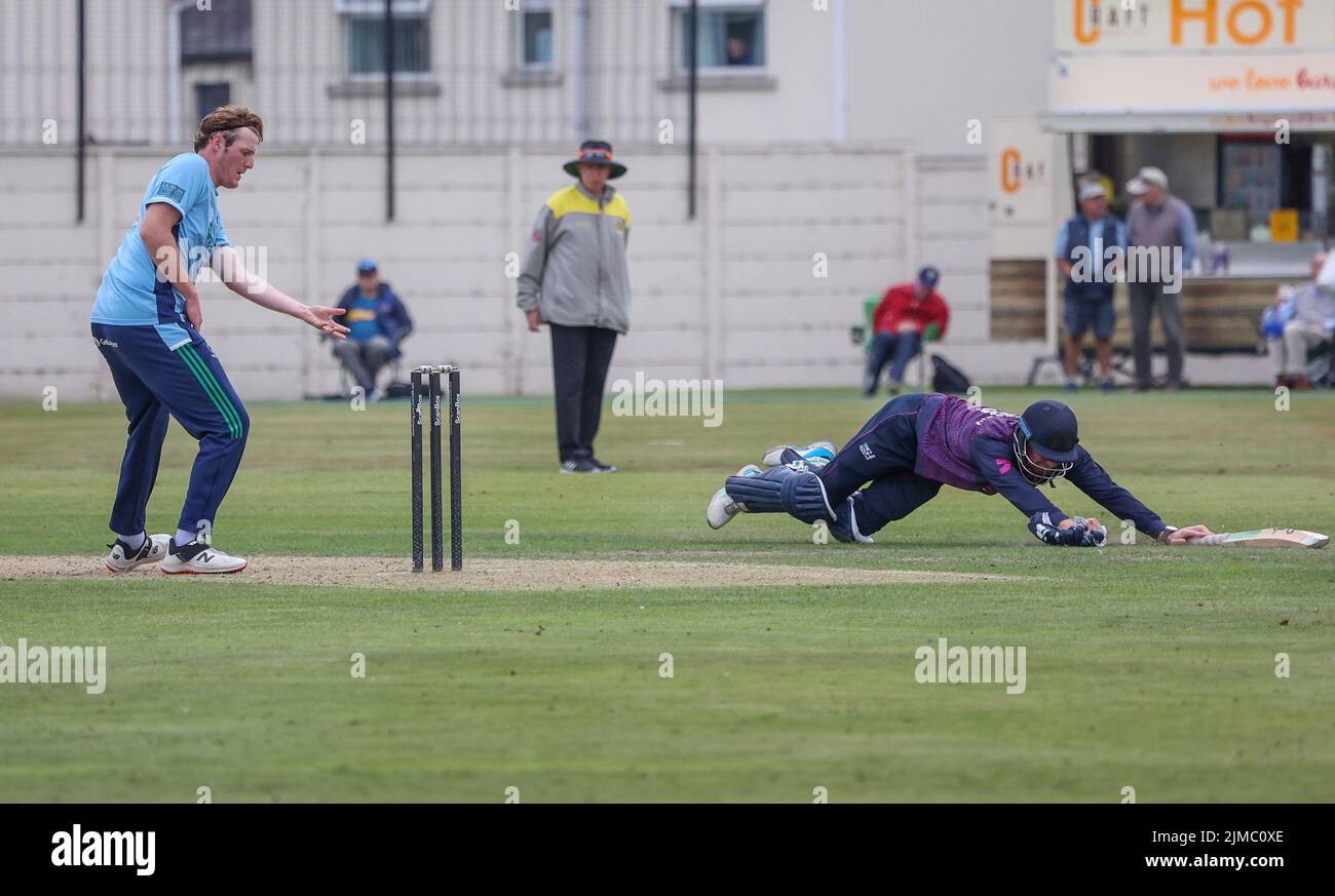 The Green, North Down CC, Comber, County Down.Northern Ireland. 05 août 2022. Finale de la coupe du défi Gallagher - CIYMS / CSIN (bleu clair/marine). CIYMS a remporté la coupe avec une victoire de dix joueurs. CIYMS batte Chris Dougerty en toute sécurité. Crédit : David Hunter/Alay Live News. Banque D'Images