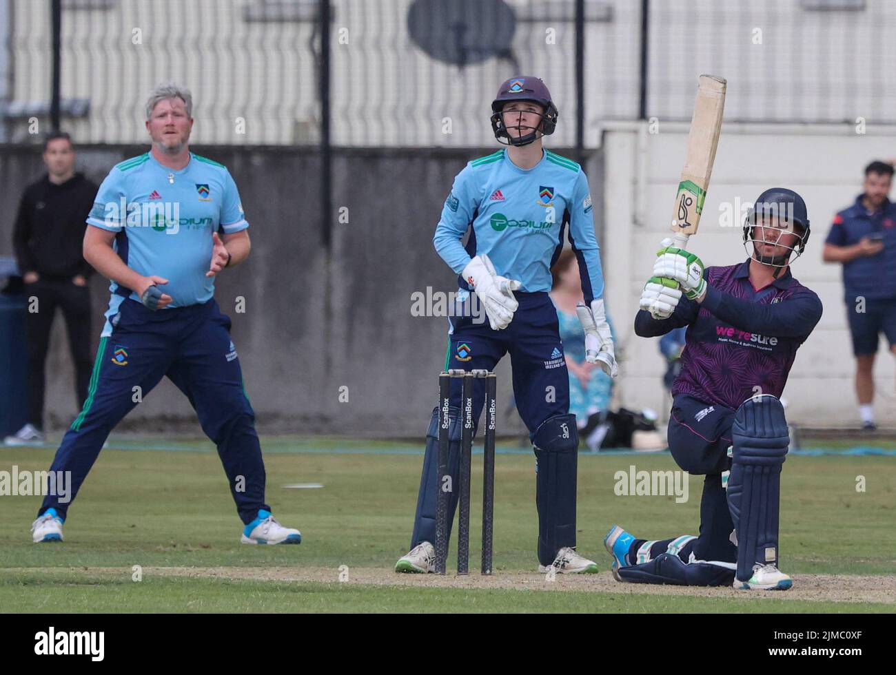 The Green, North Down CC, Comber, County Down.Northern Ireland. 05 août 2022. Finale de la coupe du défi Gallagher - CIYMS / CSIN (bleu clair/marine). CIYMS a remporté la coupe avec une victoire de dix joueurs. CIYMS batte Chris Dougerty en lance un à la frontière pour atteindre sa cinquantaine. Crédit : David Hunter/Alay Live News. Banque D'Images