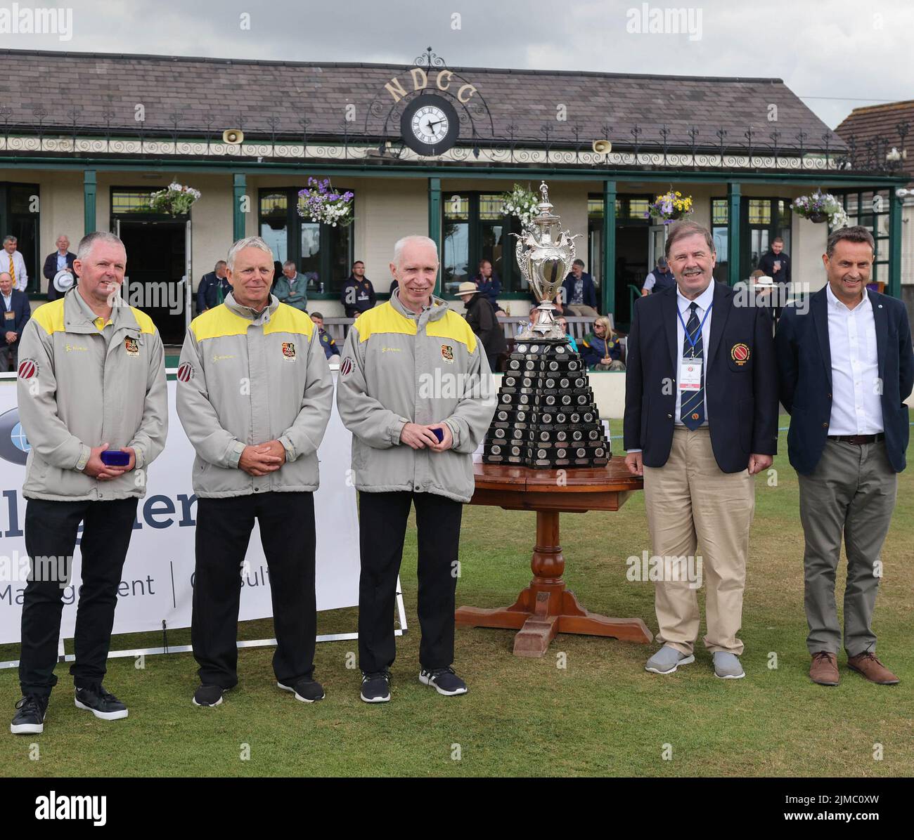 The Green, North Down CC, Comber, County Down.Northern Ireland. 05 août 2022. Finale de la coupe du défi Gallagher - CIYMS / CSIN (bleu clair/marine). CIYMS a remporté la coupe avec une victoire de dix joueurs. Remise de la médaille du juge-arbitre avec le président de l'UCC, Roger Bell, et Shane Matthews (directeur général de l'Irlande du Nord, Gallagher) (à l'extrême droite). Crédit : David Hunter/Alay Live News. Banque D'Images