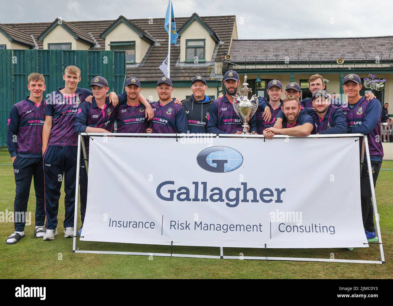 The Green, North Down CC, Comber, County Down.Northern Ireland. 05 août 2022. Finale de la coupe du défi Gallagher - CIYMS / CSIN (bleu clair/marine). CIYMS a remporté la coupe avec une victoire de dix joueurs. Gagnants de la coupe du défi Gallagher 2022 CIYMS. Crédit : David Hunter/Alay Live News. Banque D'Images