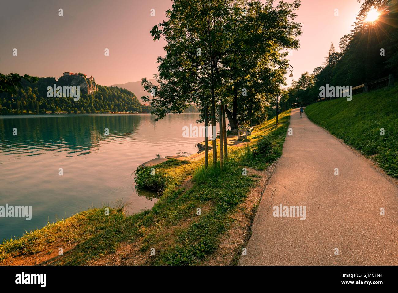 Une femme qui court le matin au lac a saigné. Concept de mode de vie sain Banque D'Images