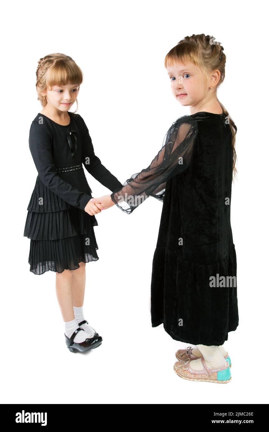 Deux filles en robes noires isolées sur fond blanc Banque D'Images