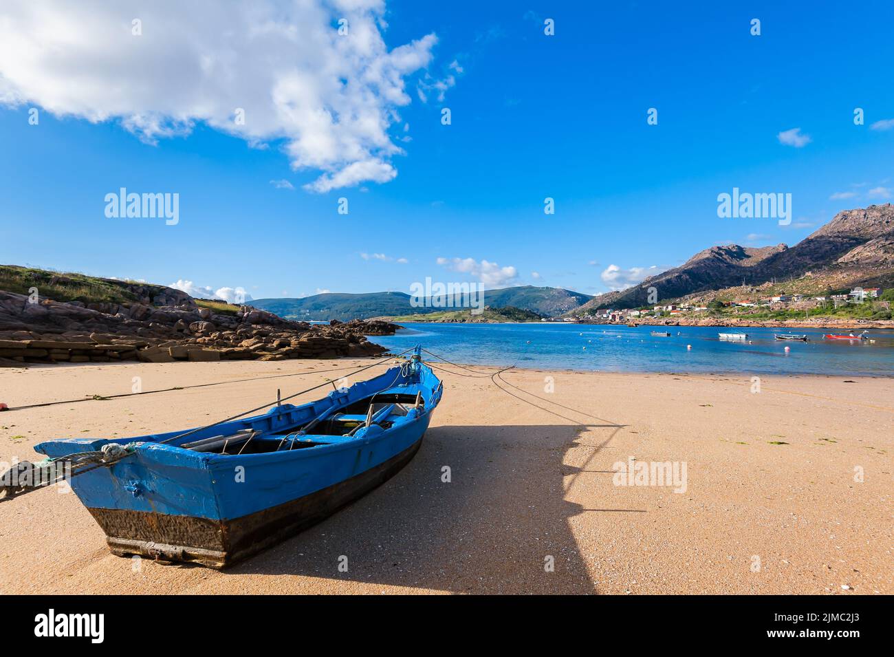 Bateau de pêche sur la plage avec fond bleu ciel. Banque D'Images