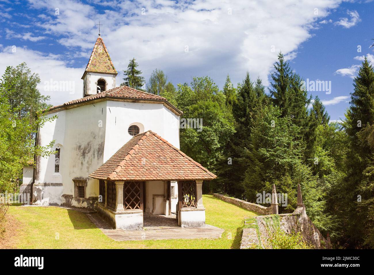 Petite église du 14 siècle. Banque D'Images