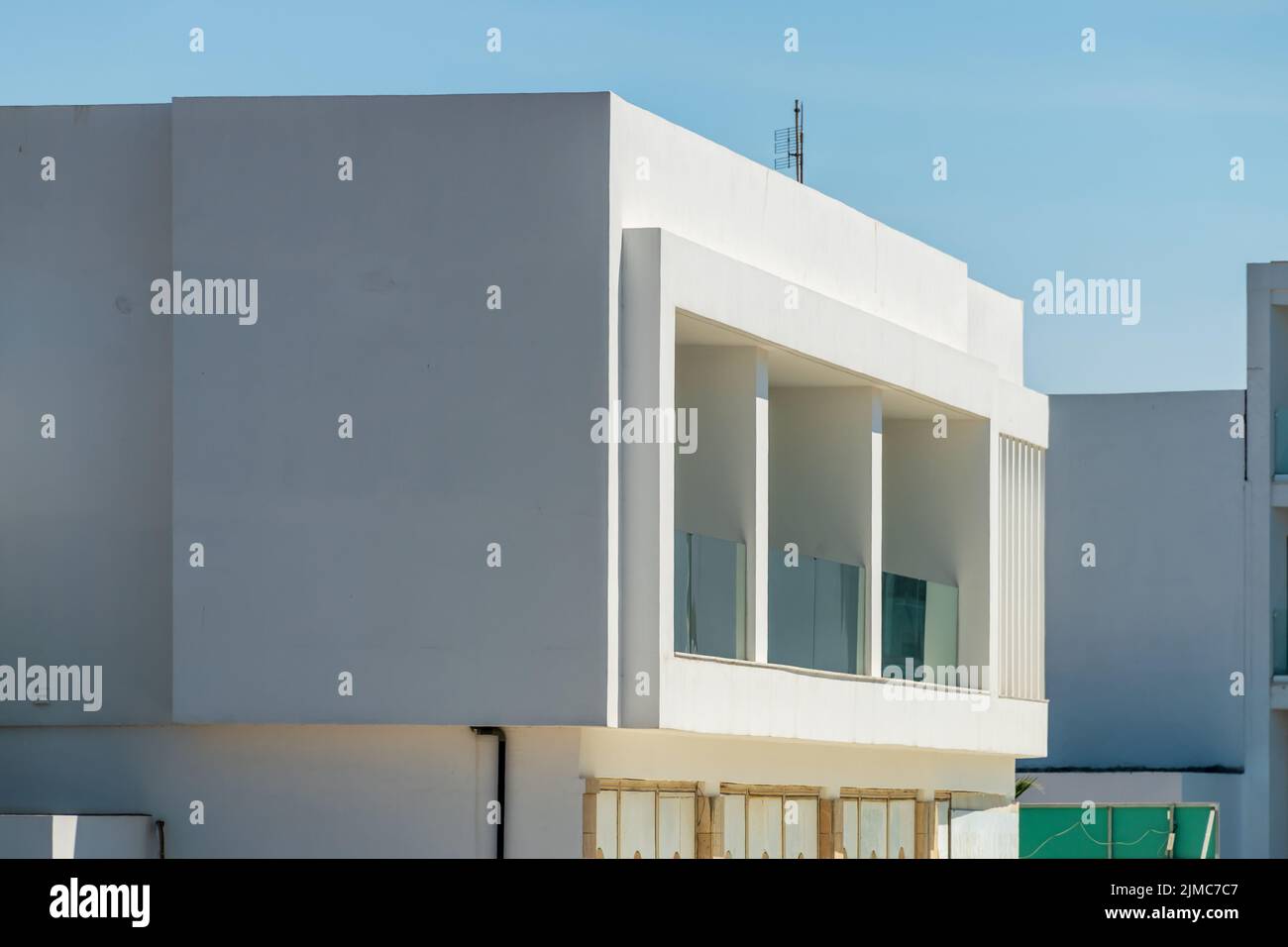 Appartement moderne de bâtiments sur une journée ensoleillée avec un ciel bleu. Façade d'un immeuble d'appartements moderne Banque D'Images