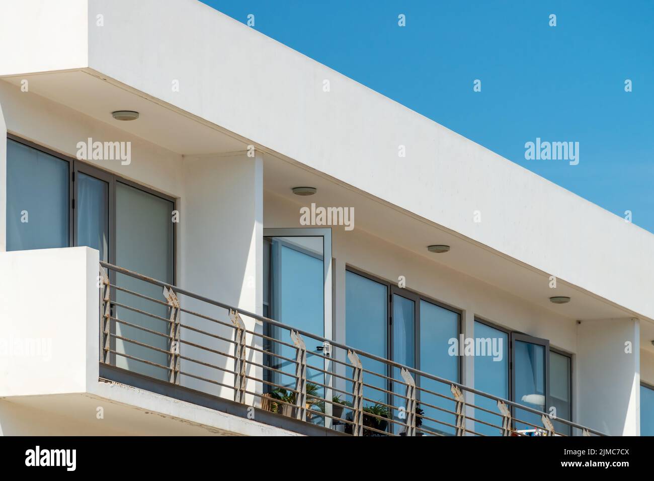 Appartement moderne de bâtiments sur une journée ensoleillée avec un ciel bleu. Façade d'un immeuble d'appartements moderne Banque D'Images